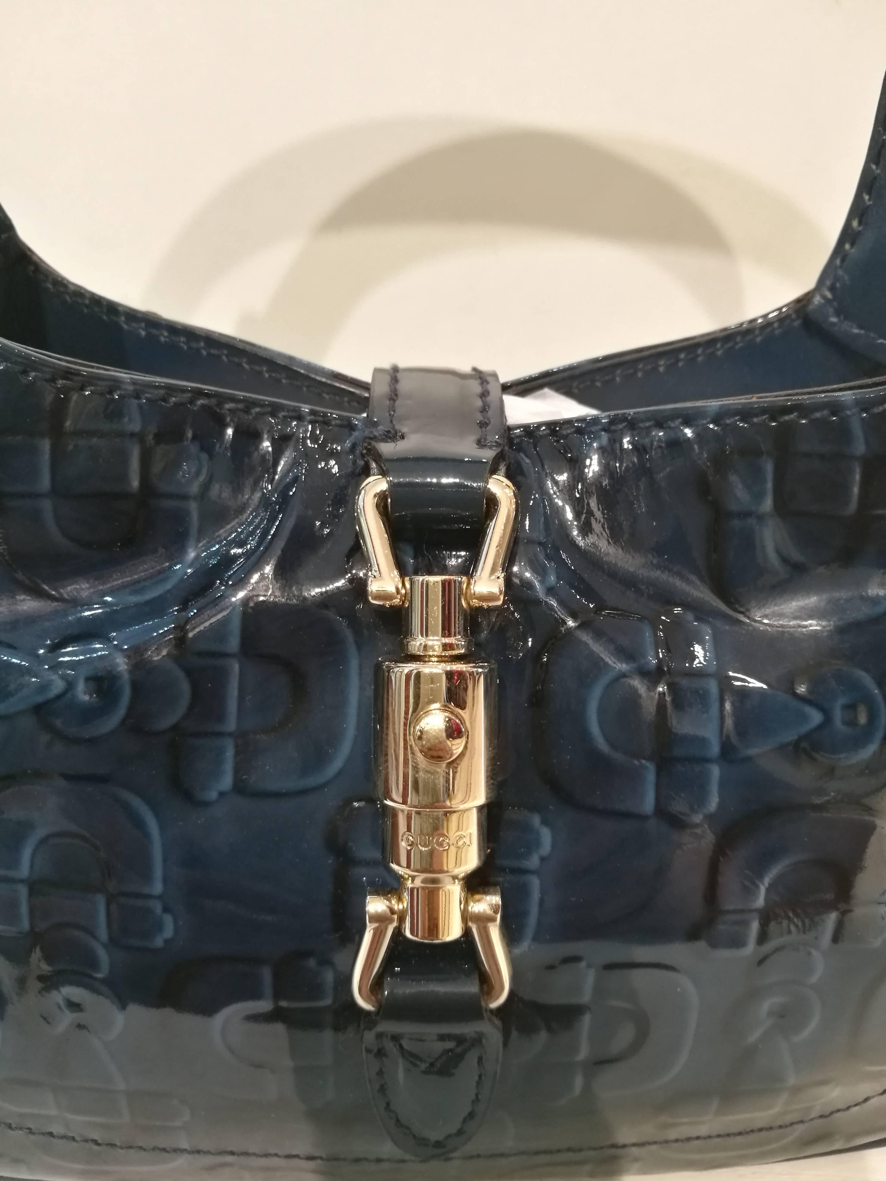 Gucci mini blu horsebit Jackie bag

Totally made in italy in dark blu patent leather 

Gold tone hardware

Unworn

Price of retail: 520,00 €

Size: width 7.5 x 11.3 height x gusset 2.8 cm
Handles approx. 24 cm
