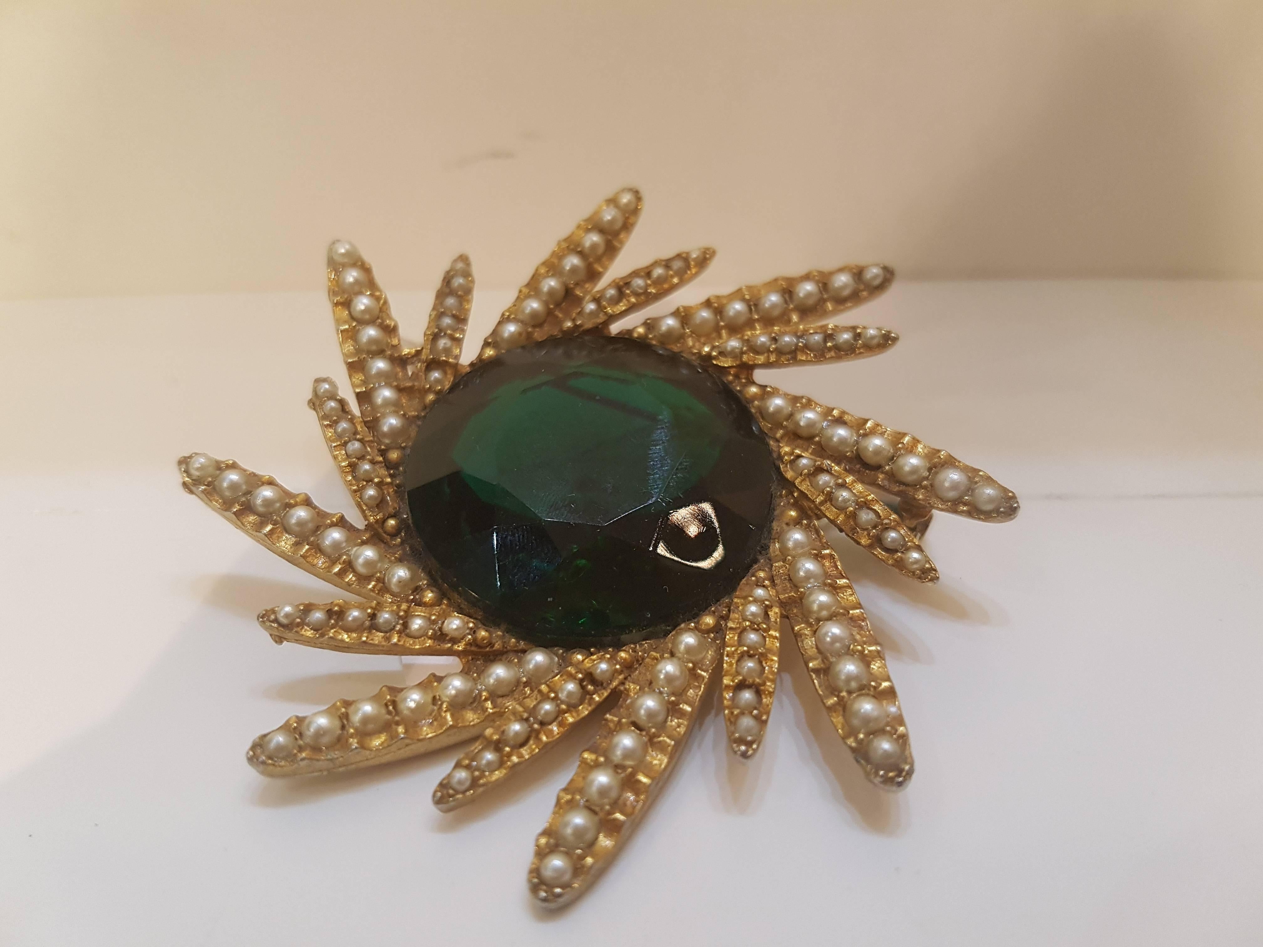 1980s Har Gold tone green ston brooch with aux pearls all aroung