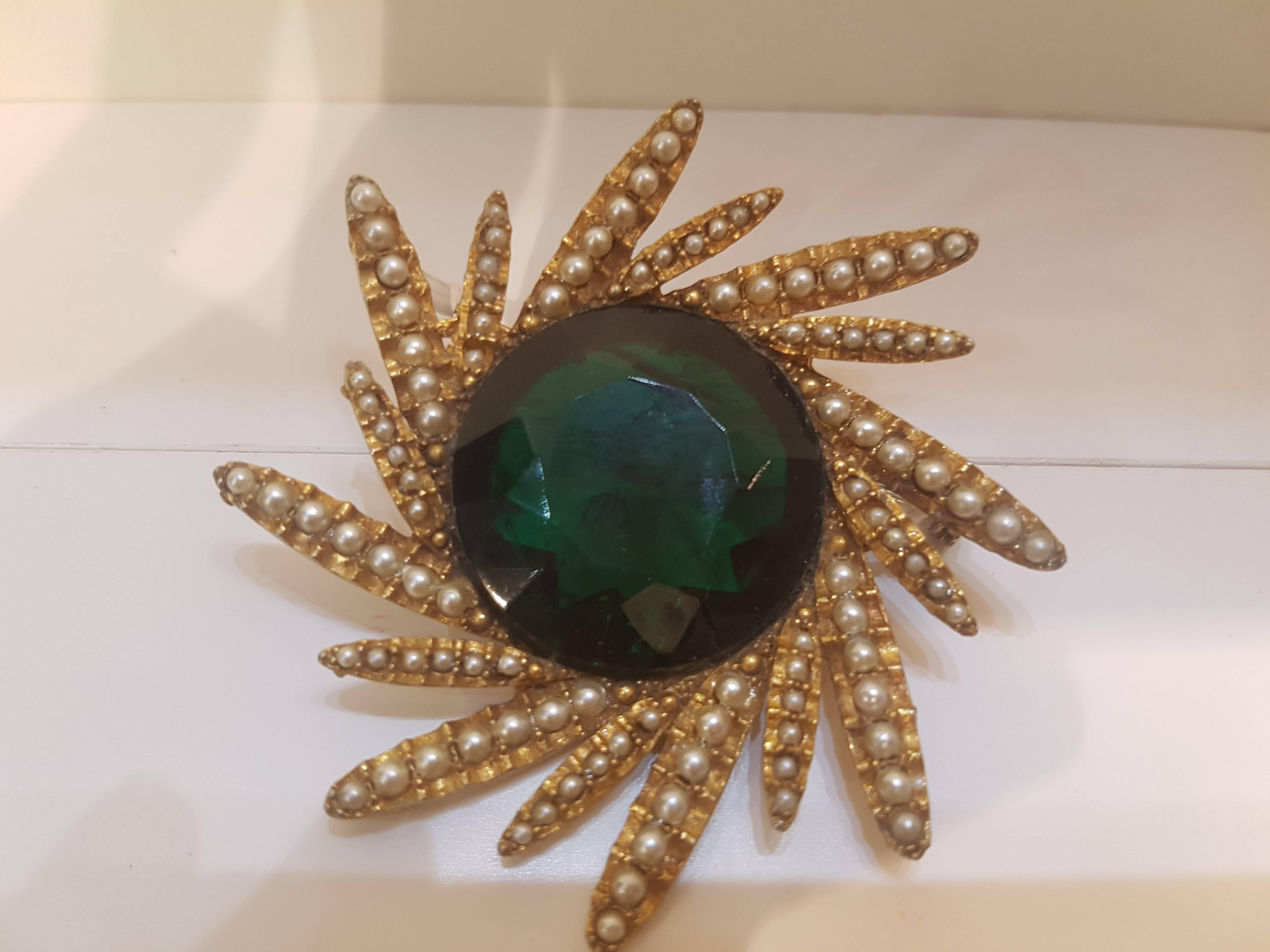 1980s Har Gold tone green ston brooch In Excellent Condition In Capri, IT