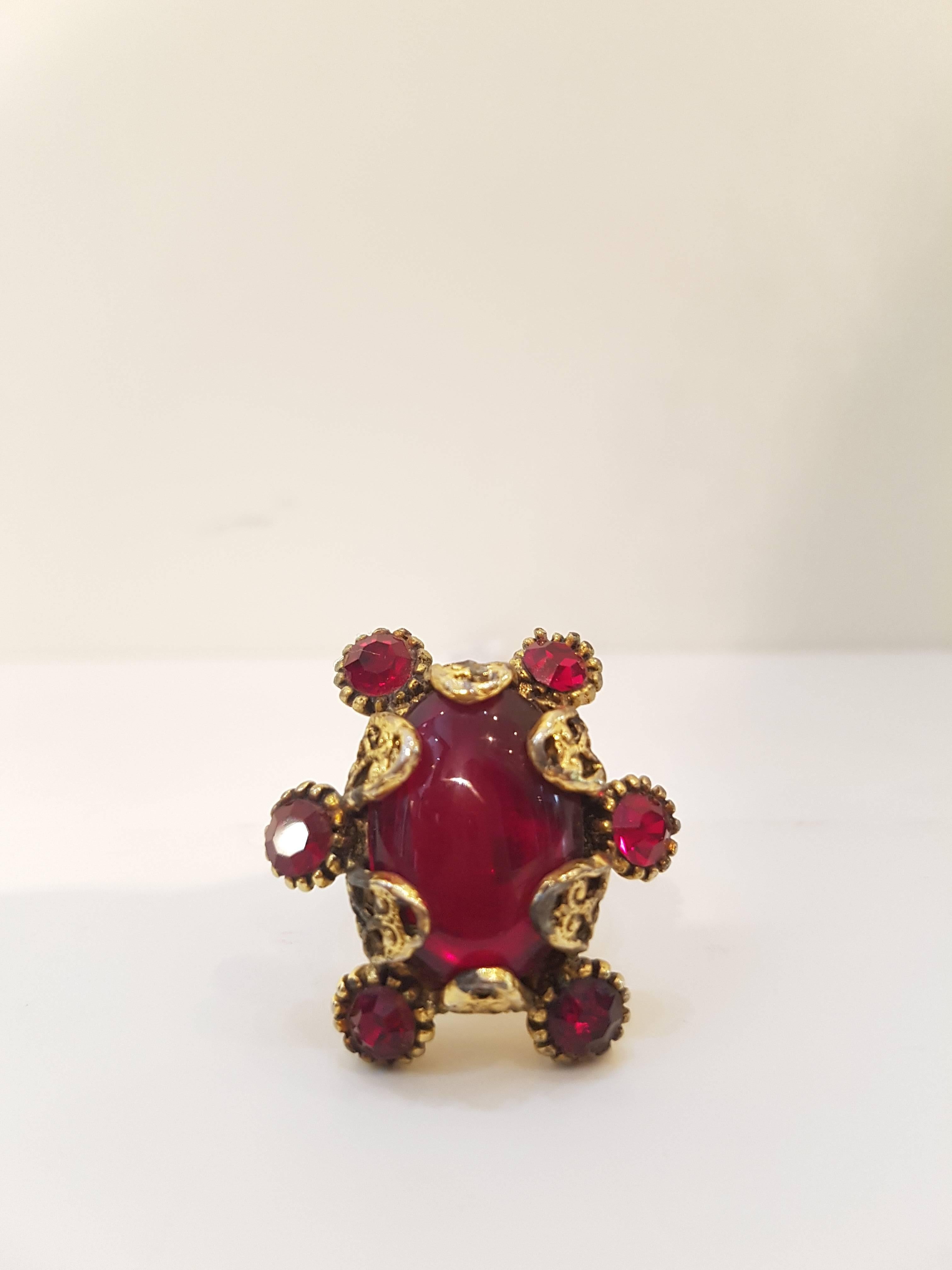 1980s Hollycraft red tone ring

Gold tone ring with red tone stones all aroung
size can be easily alterated