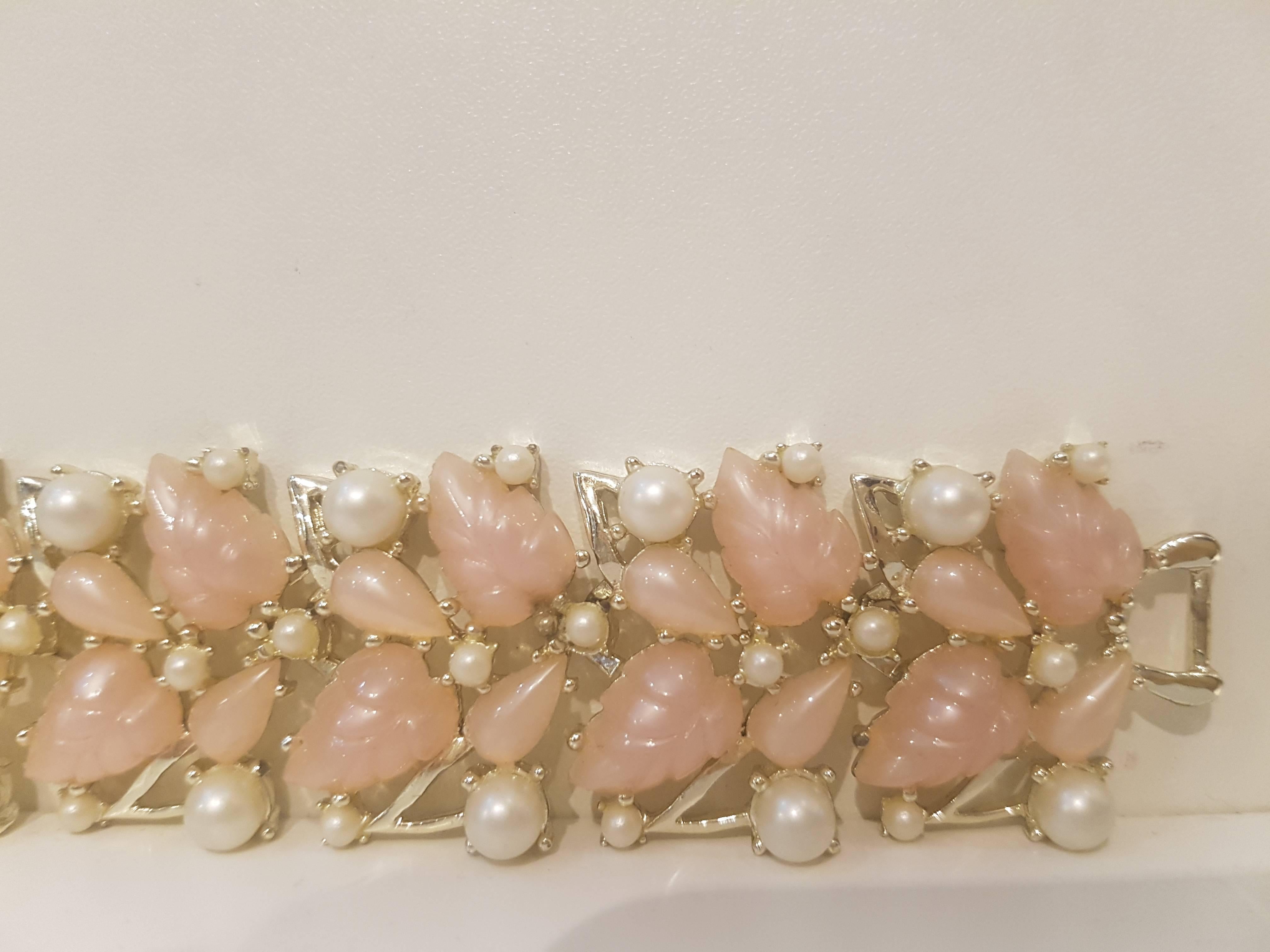 1970s Vintage Bracelet
Silver tone
faux white pearls rose stones
leaves designed