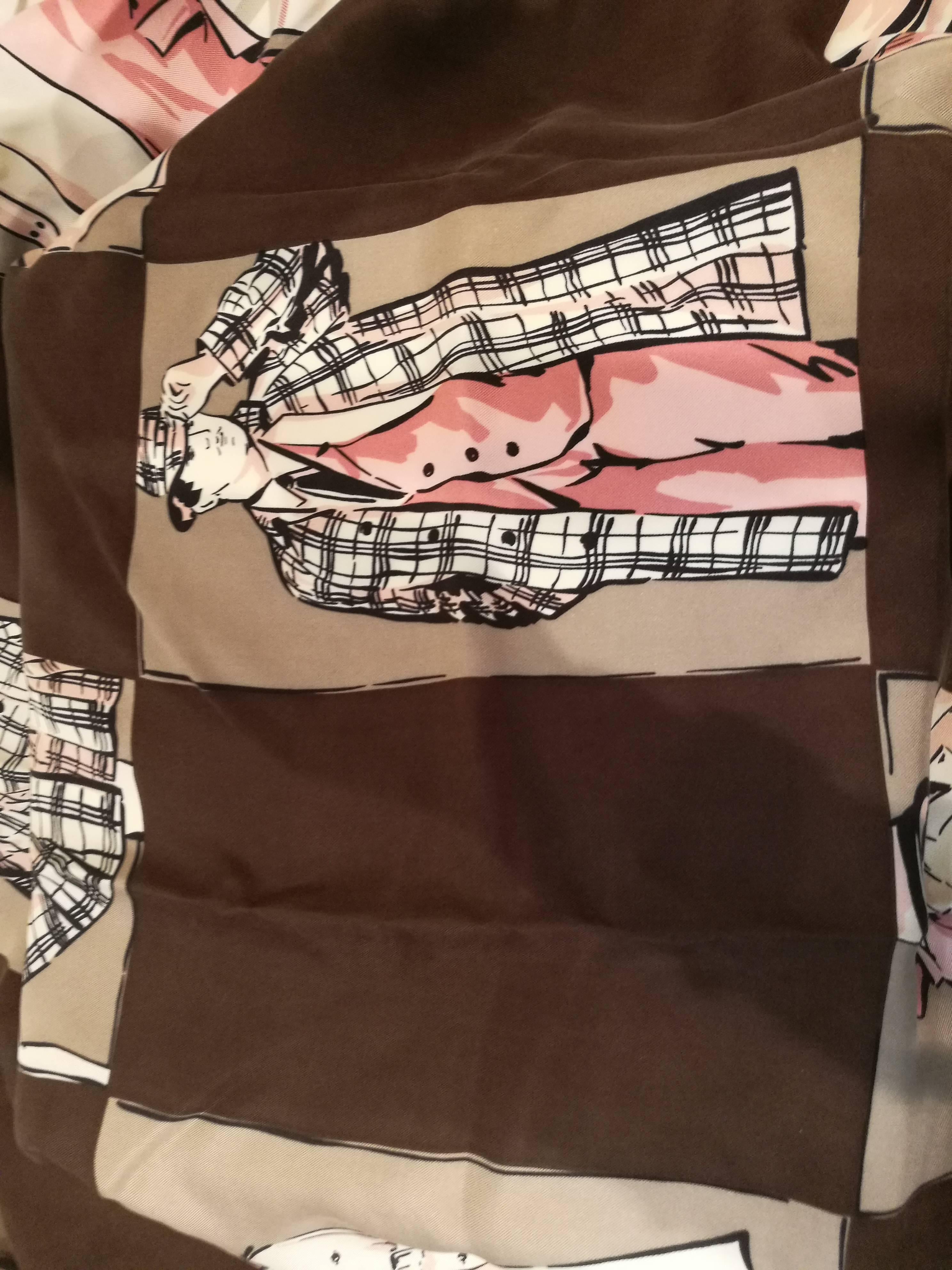 Burberry multitone silk scarf
Beije, brown and pink tone huge foulard totally made in italy in 100% silk
size: 85 cm x 85 cm