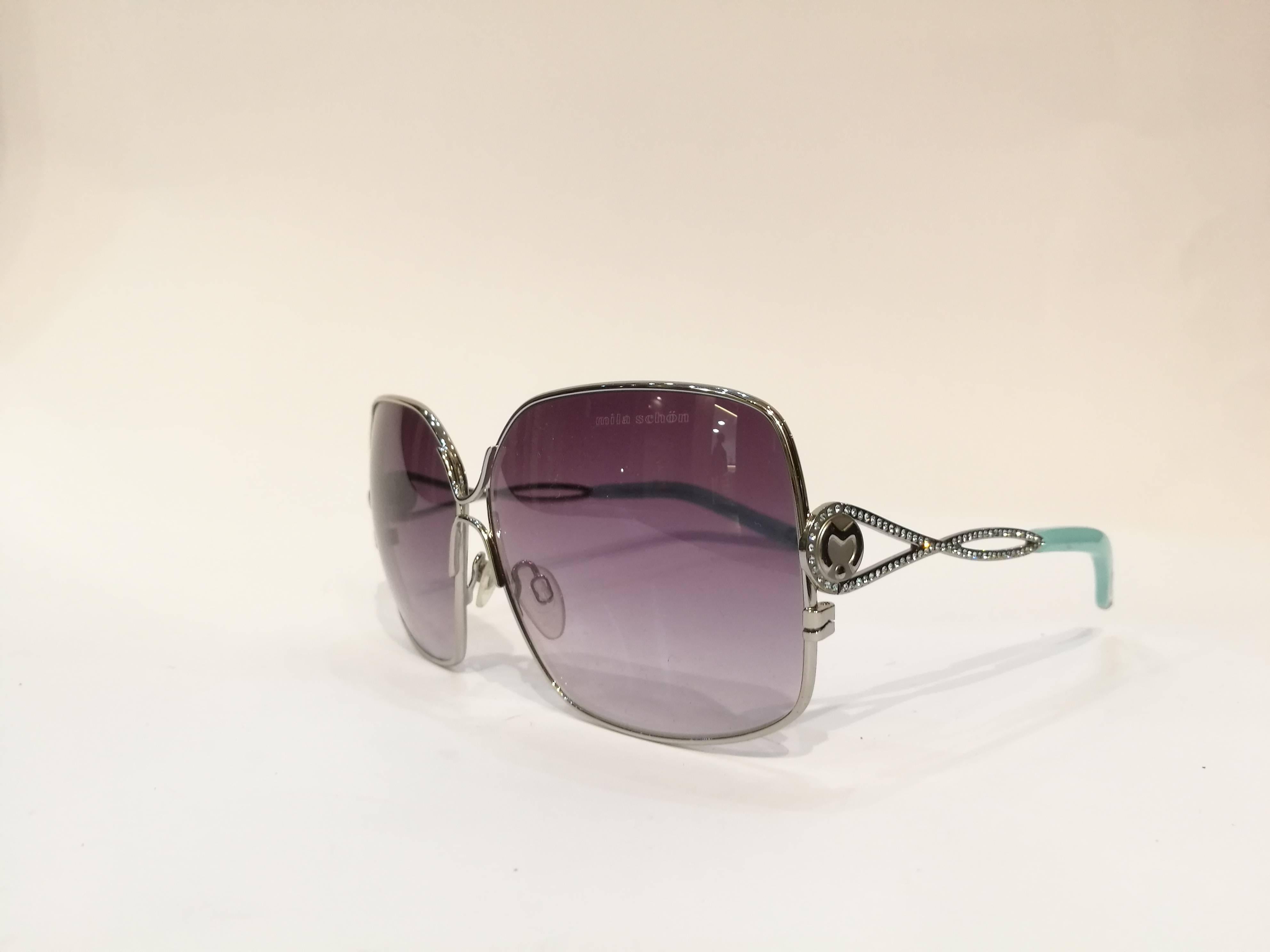 Mila Schon Multitone-Sonnenbrille
Violettfarbenes Glas mit blauen Linsen