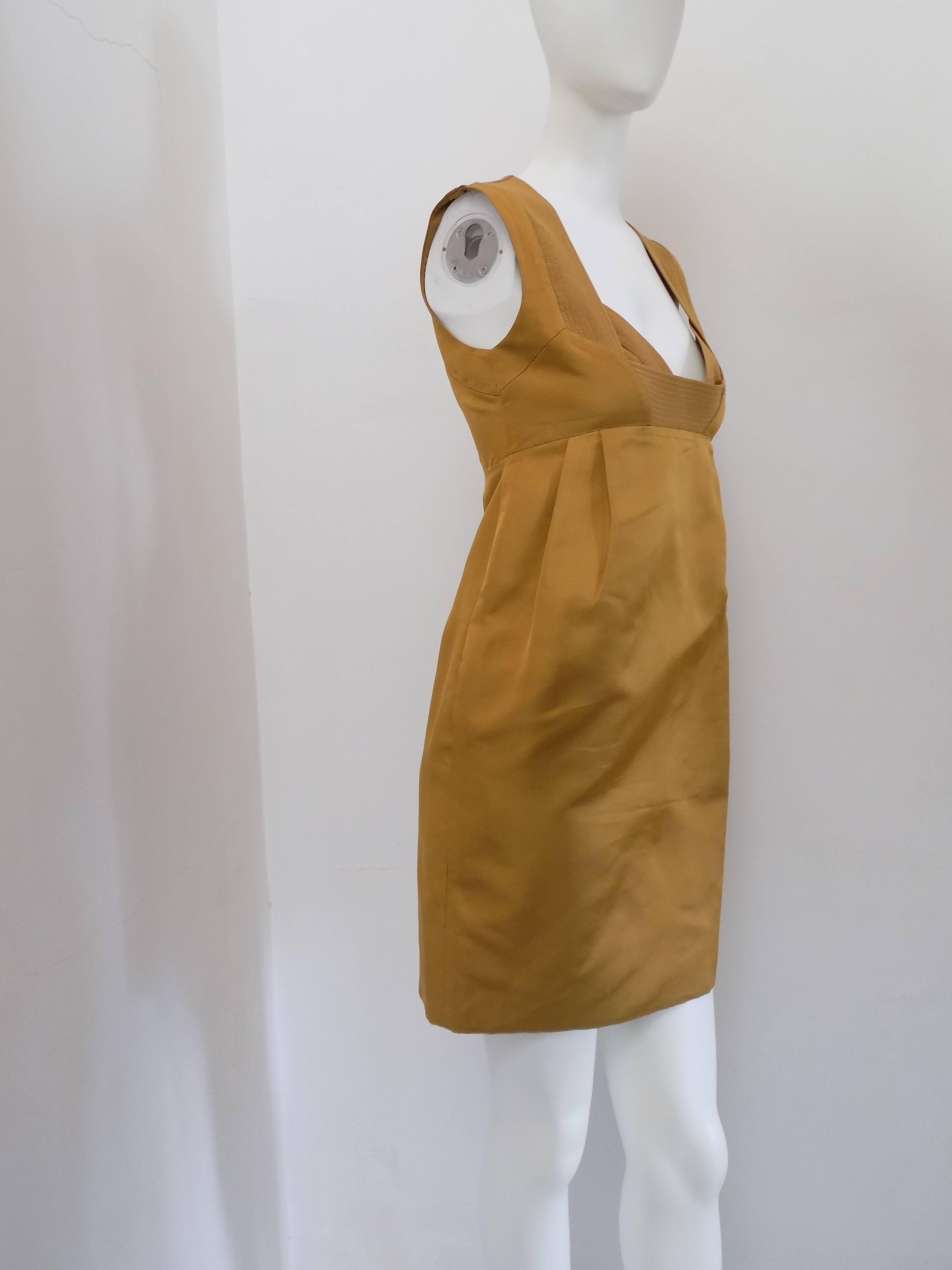 1990 Gucci Ocra Dress

Totally made in italy in italian size range 38

Composition: 100 silk

Lining 74 silk 26 acetate