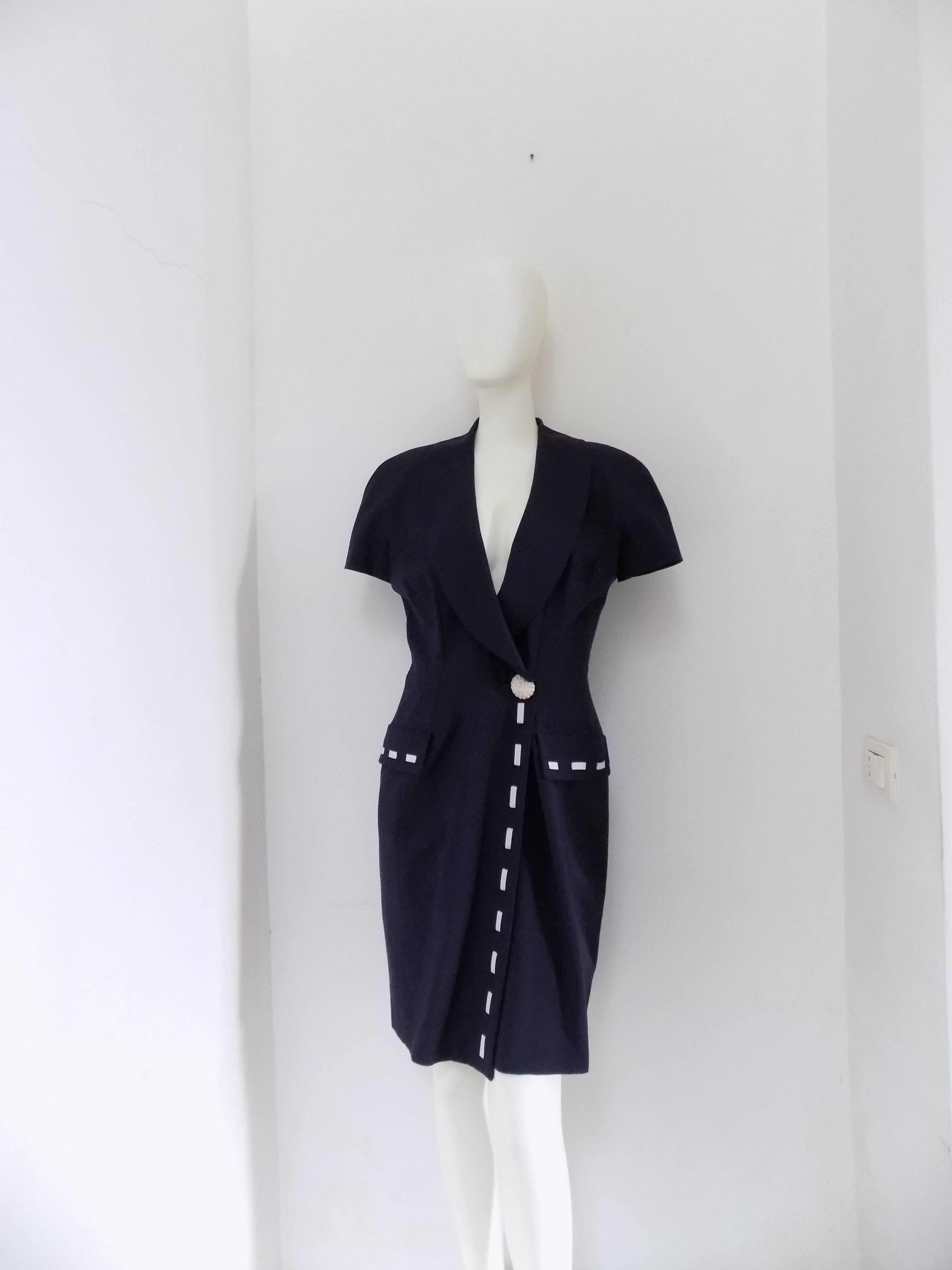 1970s Fendi blu white dress

Totally made in italy in italian size range 46

Standard sizing range L

composition 100 % wool
lining 60 acetate 40 cupro