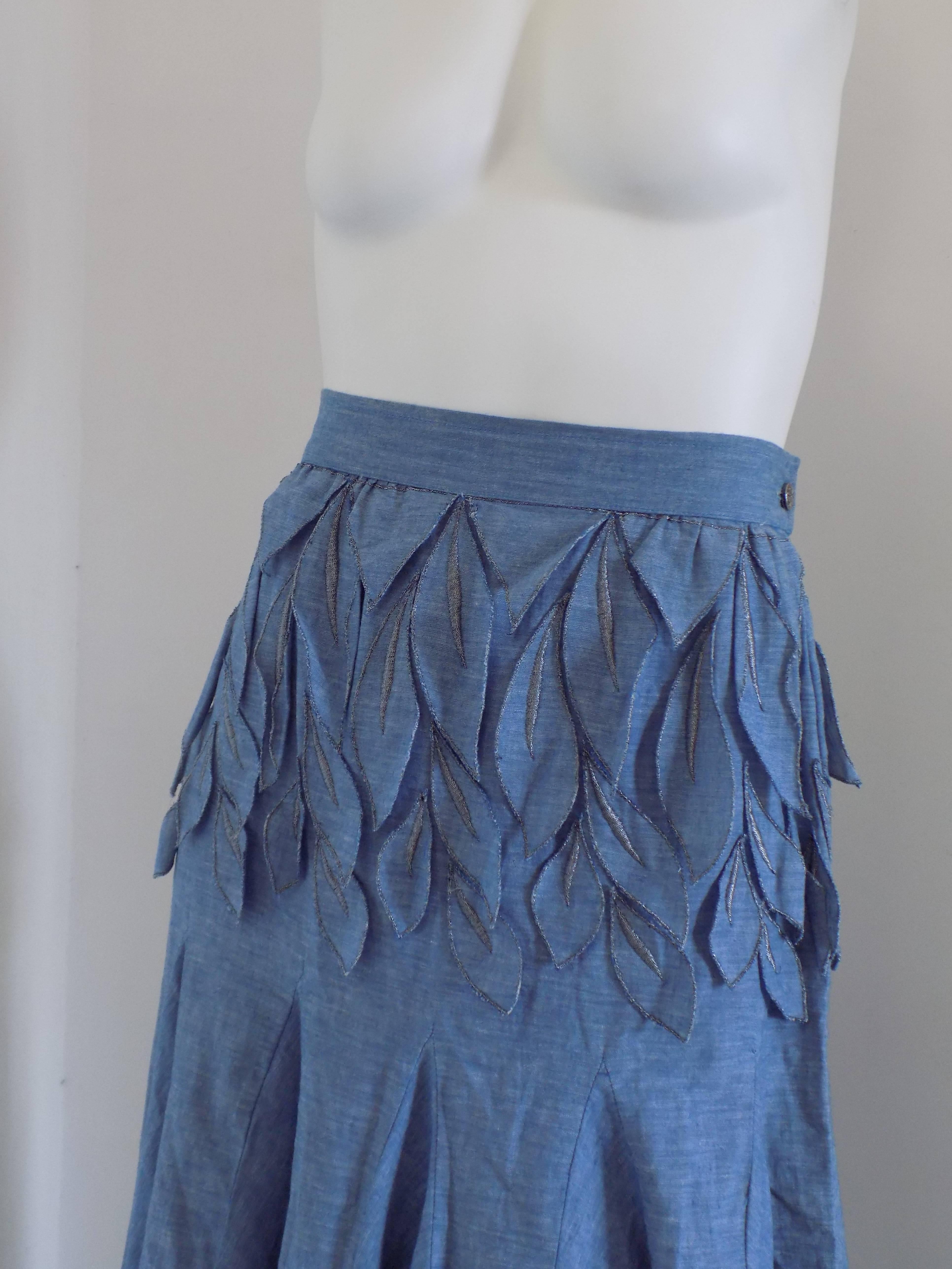 1980s Carlito Blu denim skirt

Blu denim skirt with leaves on the top totally made in italy in 100% cotton
italian size range 44
Waist 70 cm 
total lenght 82 cm
