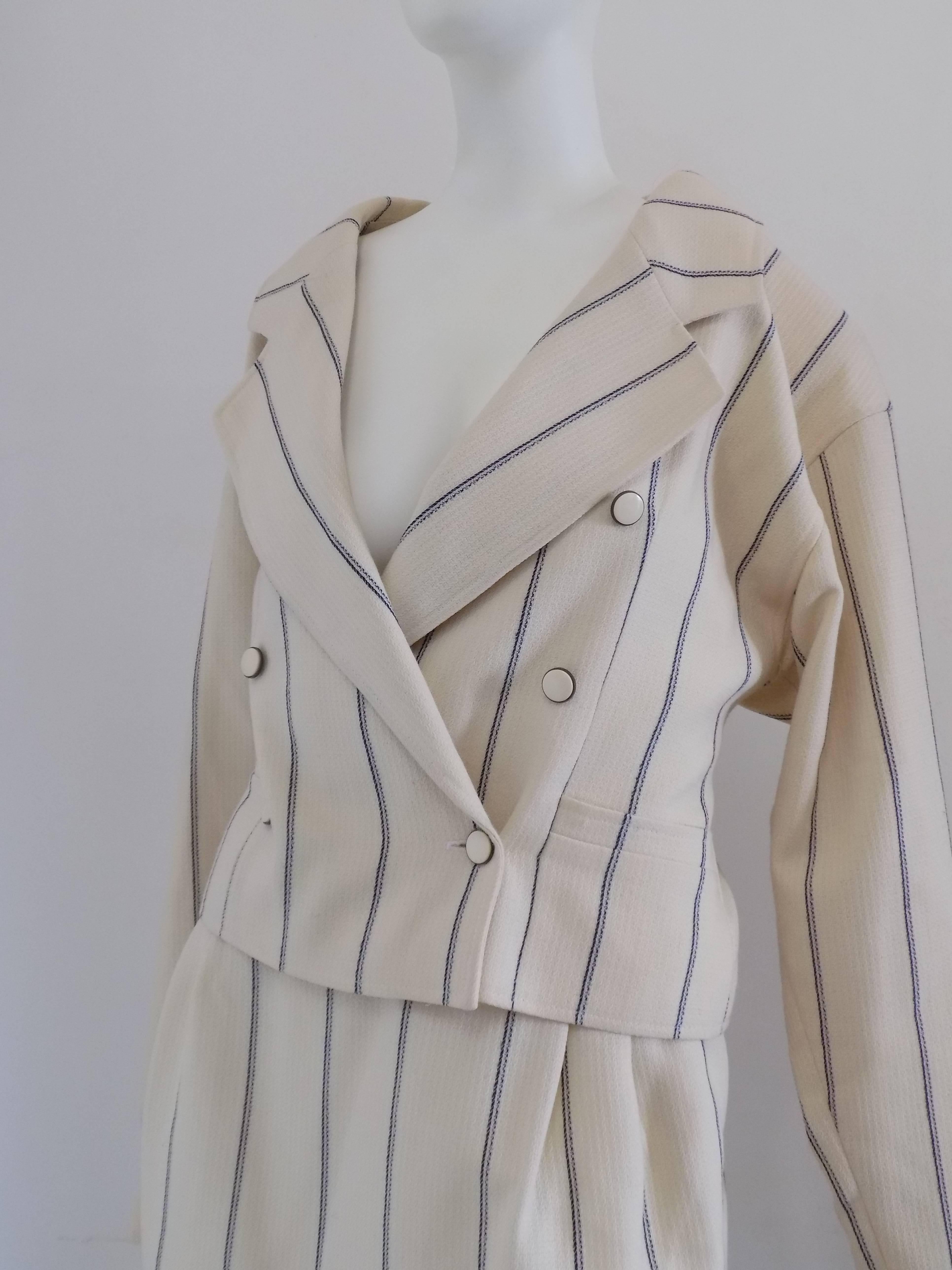 1980s Ungaro beije tailleur
Jacket and skirt beije and blu tailleur by Emanuel Ungaro Solo Donna totally made in italy in italian size range 42
Composition: 98% wool 2% polyamide
Skirt measurement:
waist 70 cm
total lenght 74 cm
Jacket