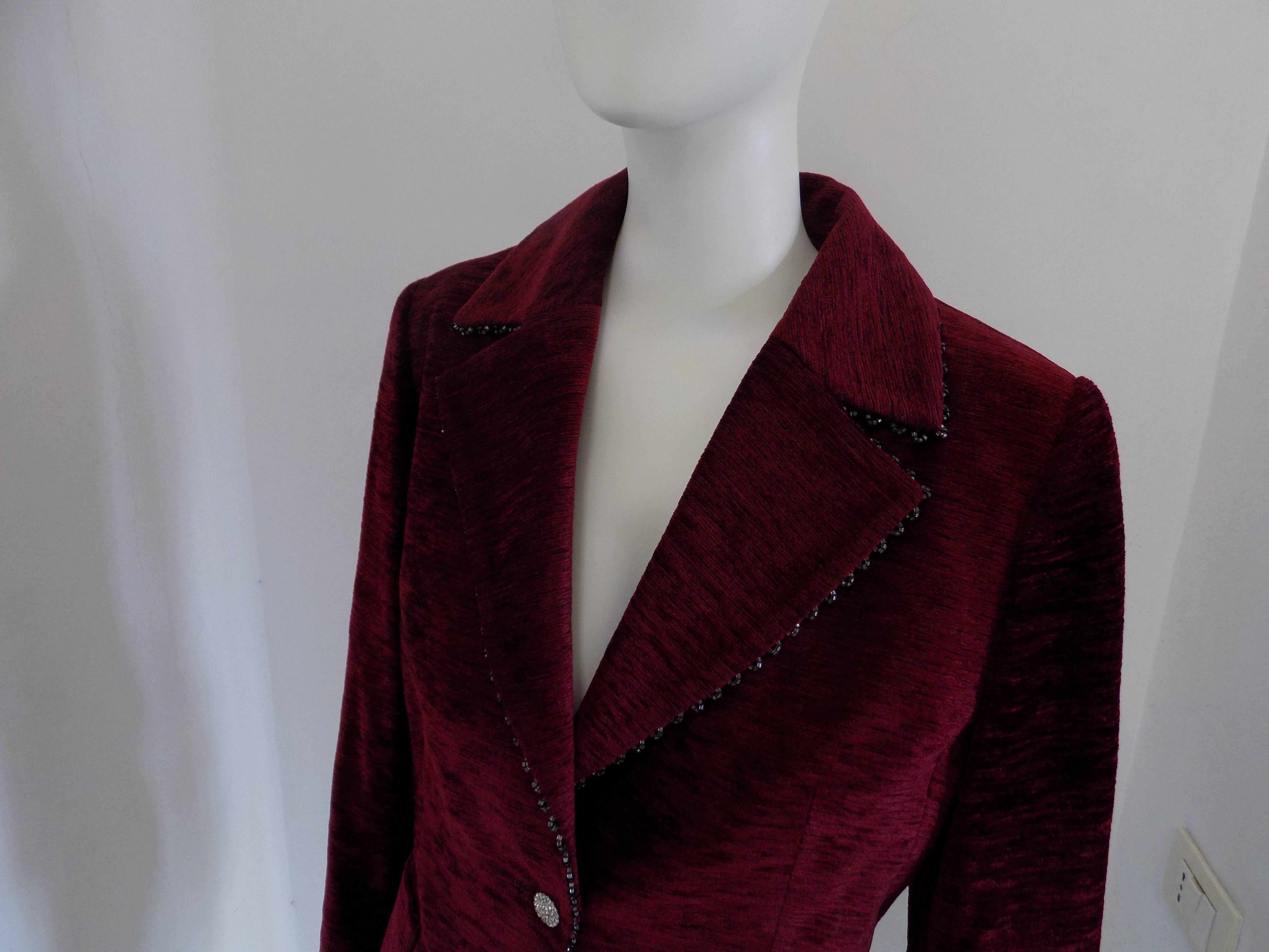 1970s Darà bordeaux velvet jacket totally made in italy in italian size range 42
Composition: acetate viscose 