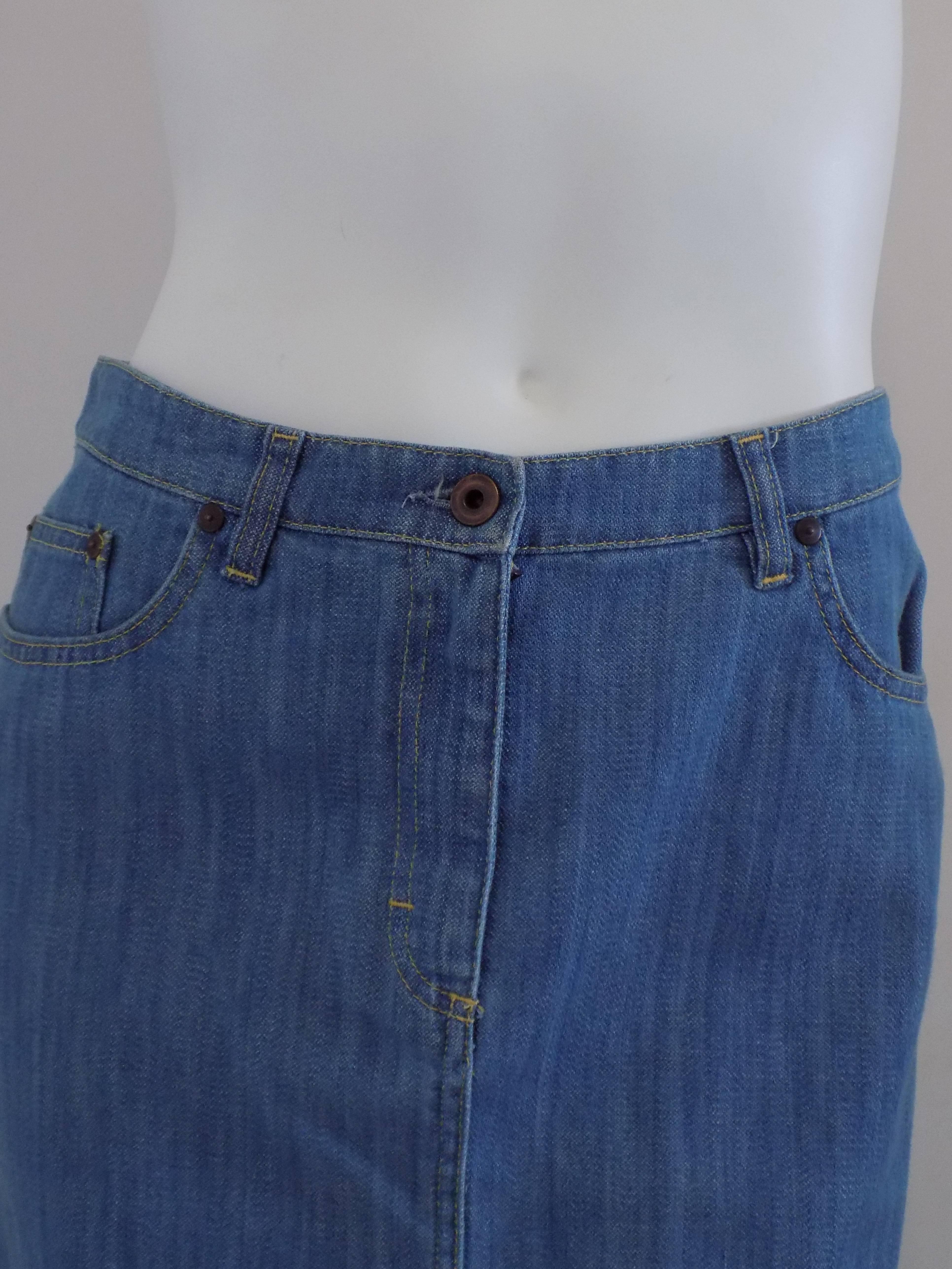 Miu Miu denim skirt totally made in italy in 100 cotton
total lenght 59 cm
waist 76 cm
size 27