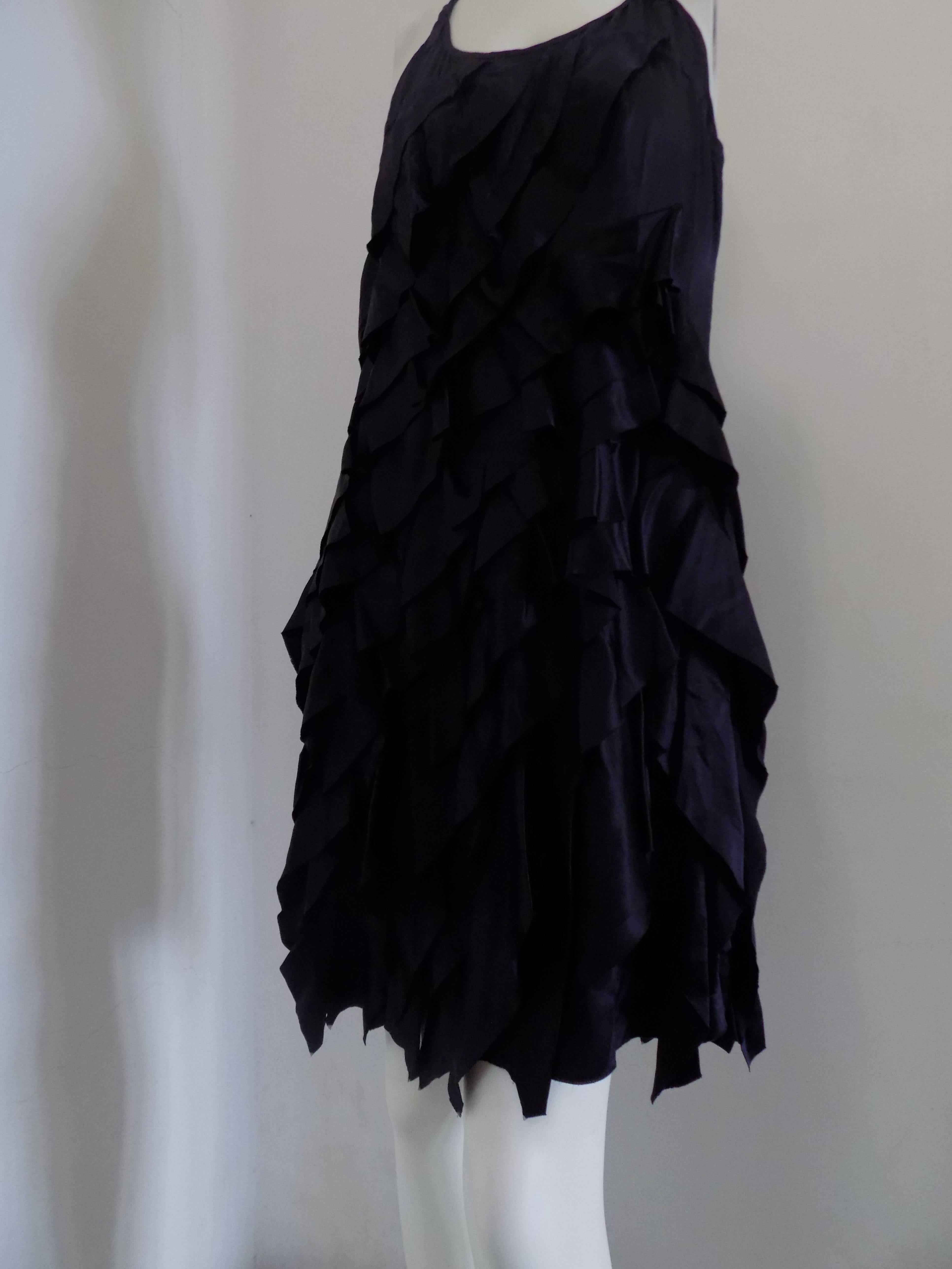 Prada black dress still with tags

Totally made in italy in italian size range 44

Total lenght 102h cm
bust 80 cm

composition: silk