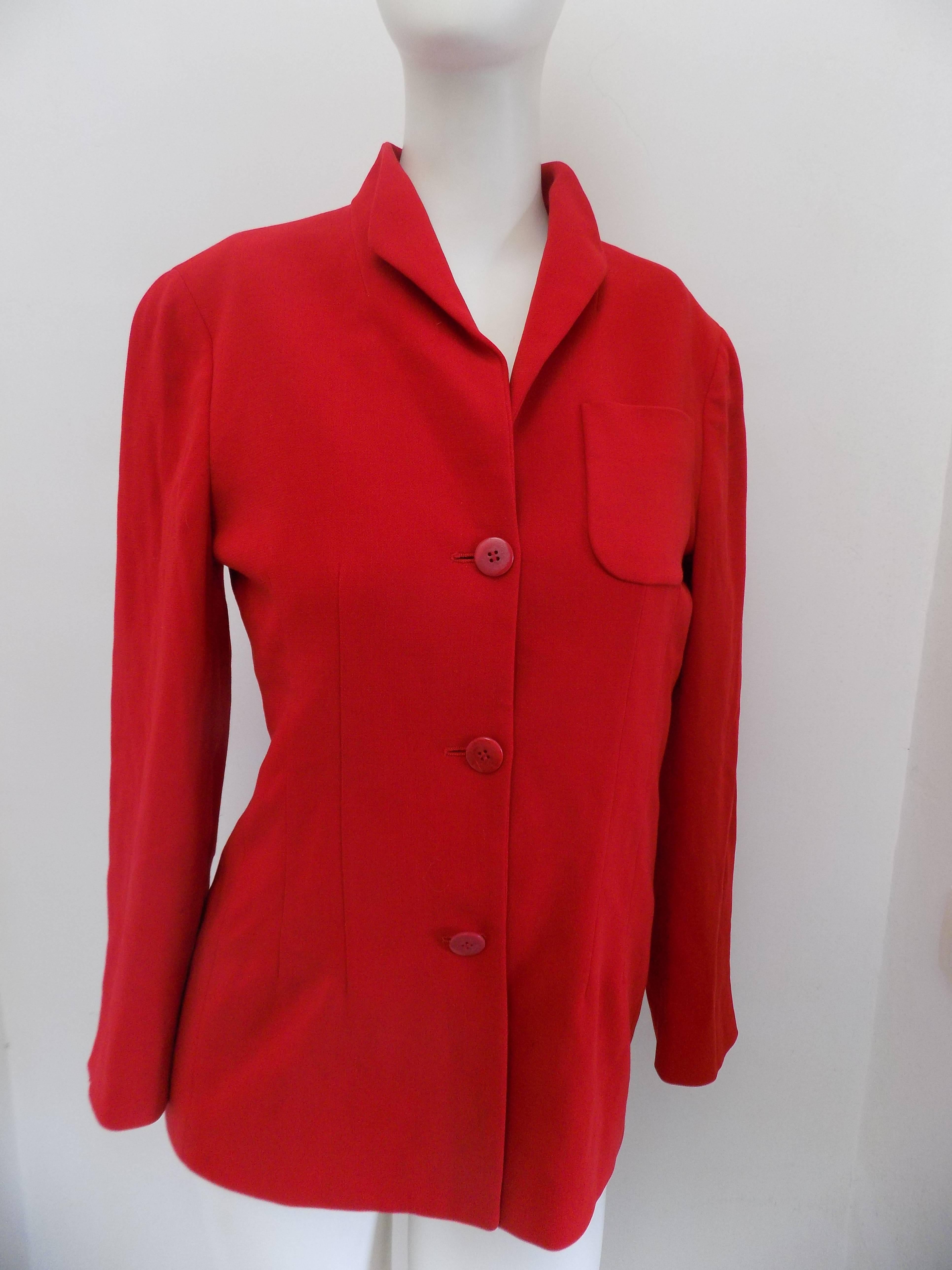 Giorgio Armani red jacket in size 36 italian size 40
composition silk and cotton