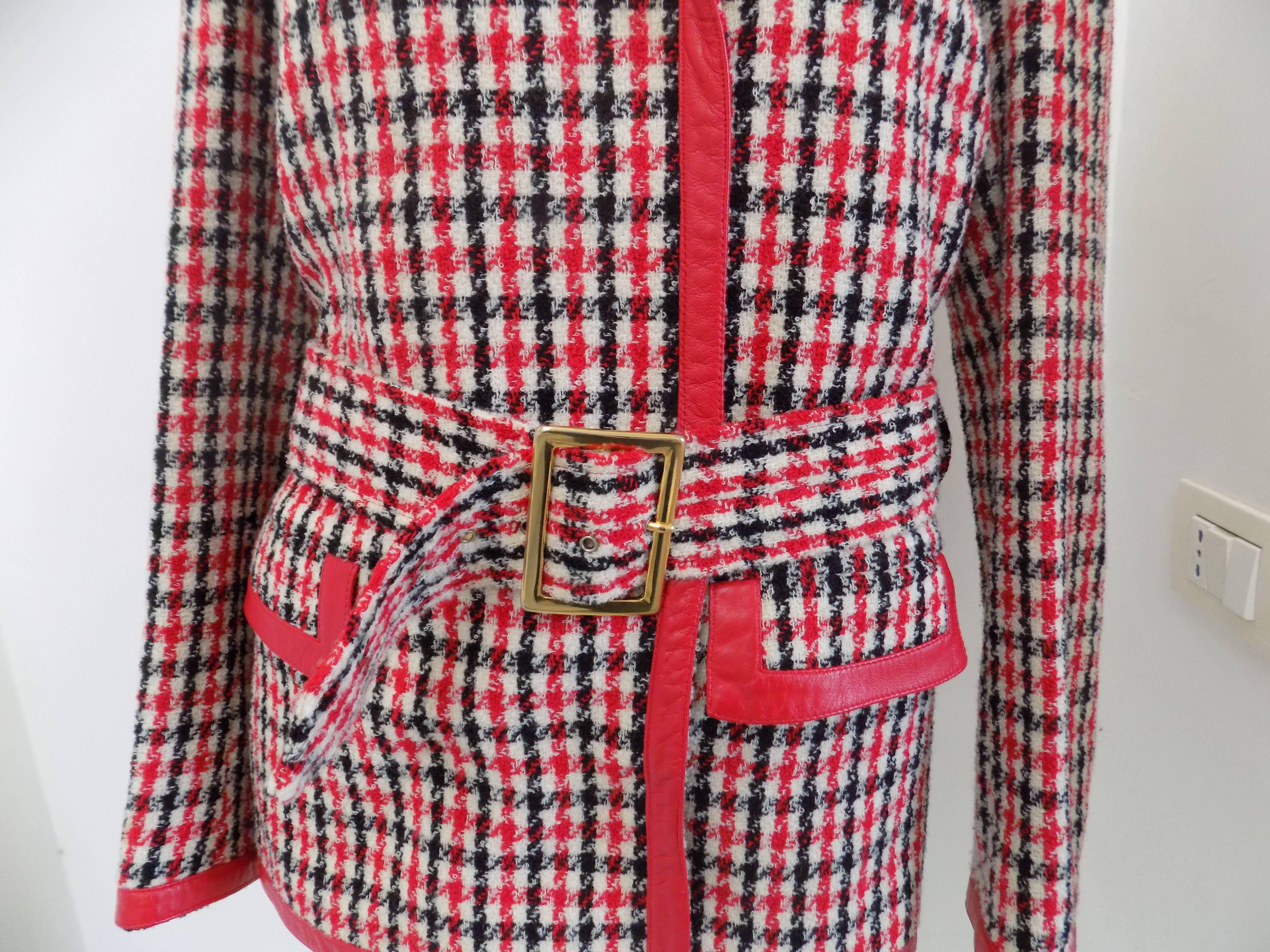 Dolce Gabbana D&G jacket
white , black and red jacket made in italy in italian size range 44
100% wool