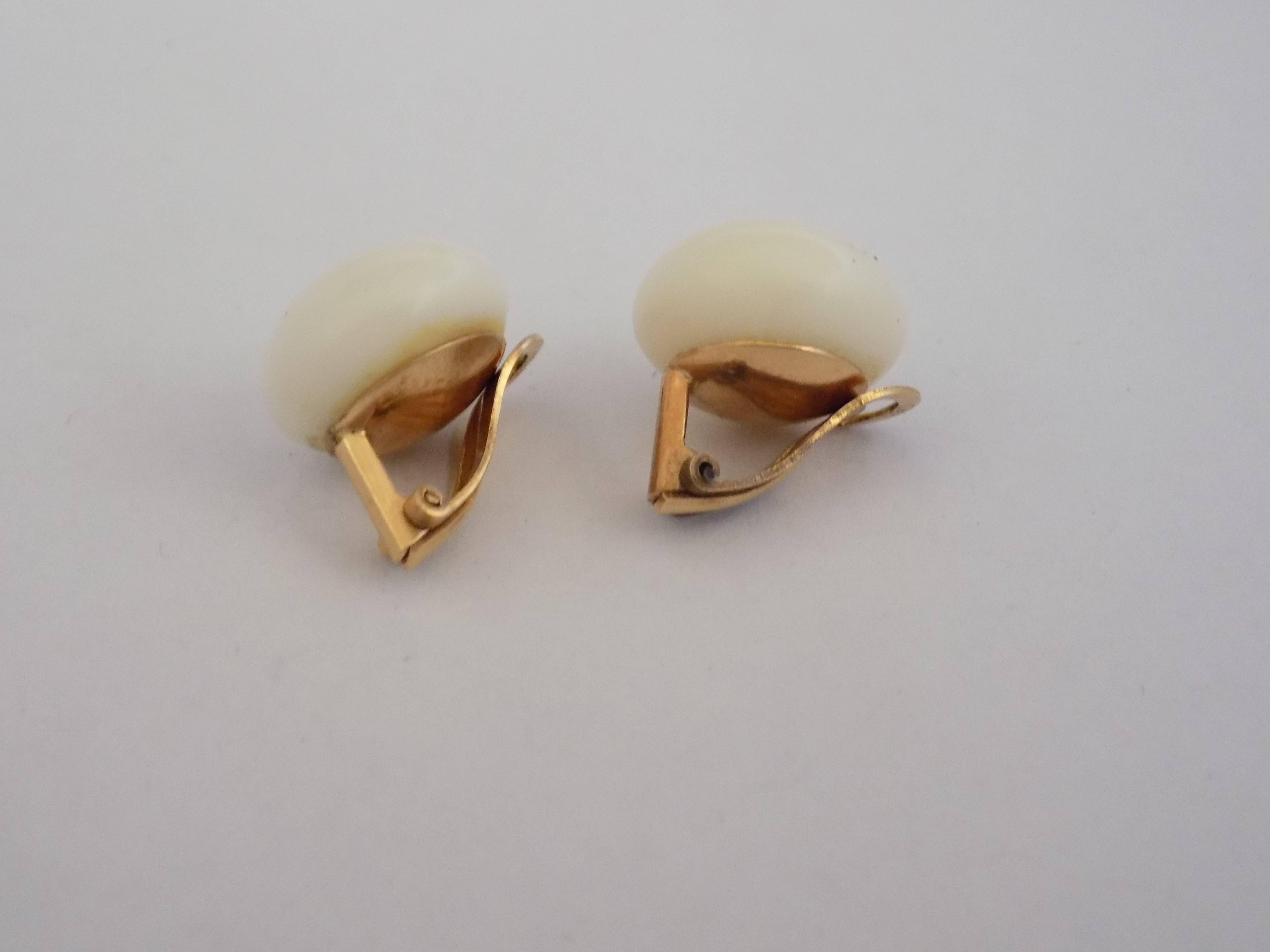 18kt Gold white Coral Clip on earrings In New Condition In Capri, IT