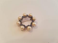 Broche en or blanc 18 carats avec perles, Design/One, Artisanat italien