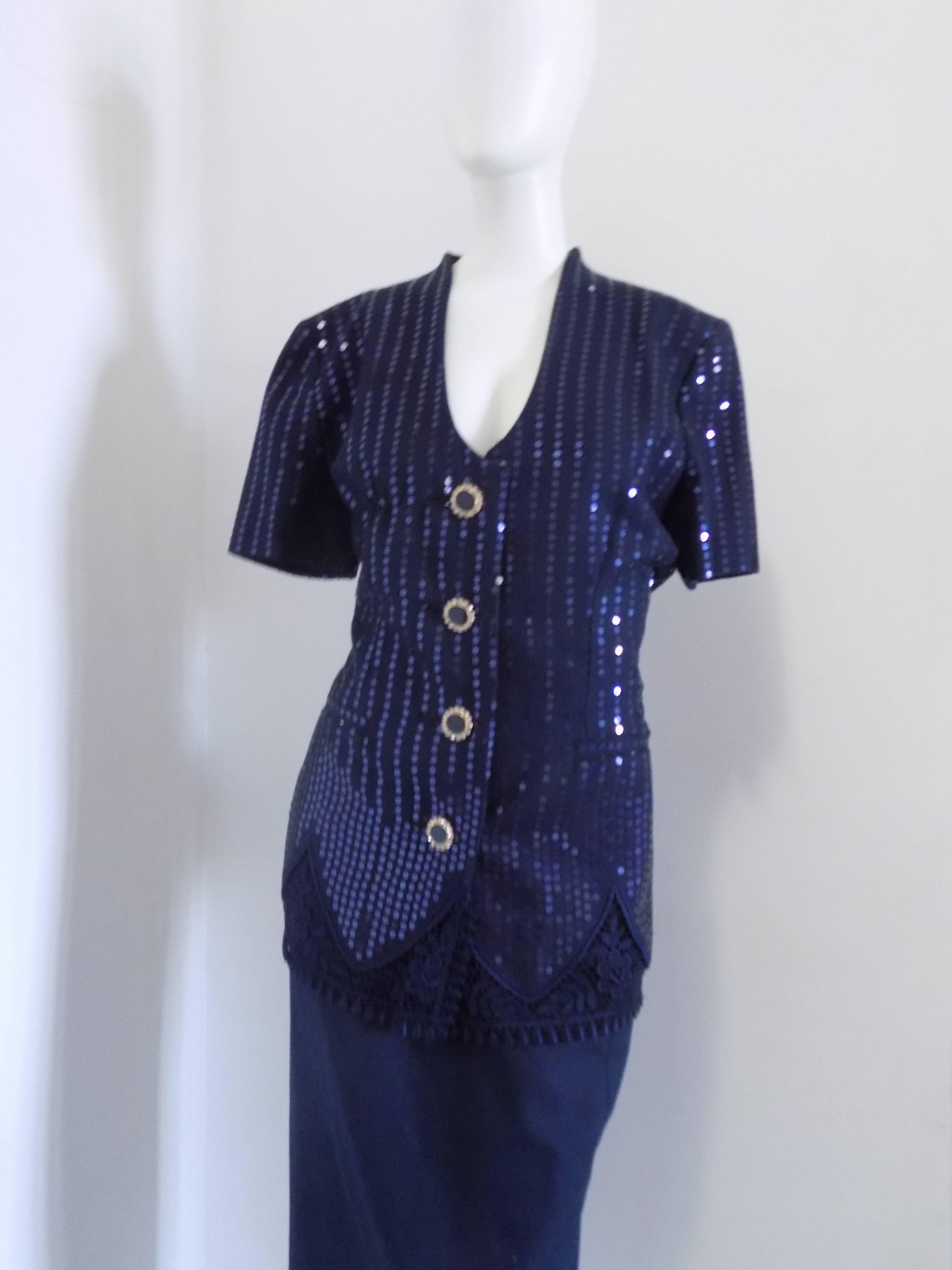 1990s Gai Mattiolo Couture Blu Sequins Suit  Tailleur

Embellished bottons

Totally made in italy in italian size range 44

Composition: 100% cotton

Jacket measurements: shoulder to hem 24 cm, lenght 75 cm 

Skirt: waist 74 cm, lenght 90