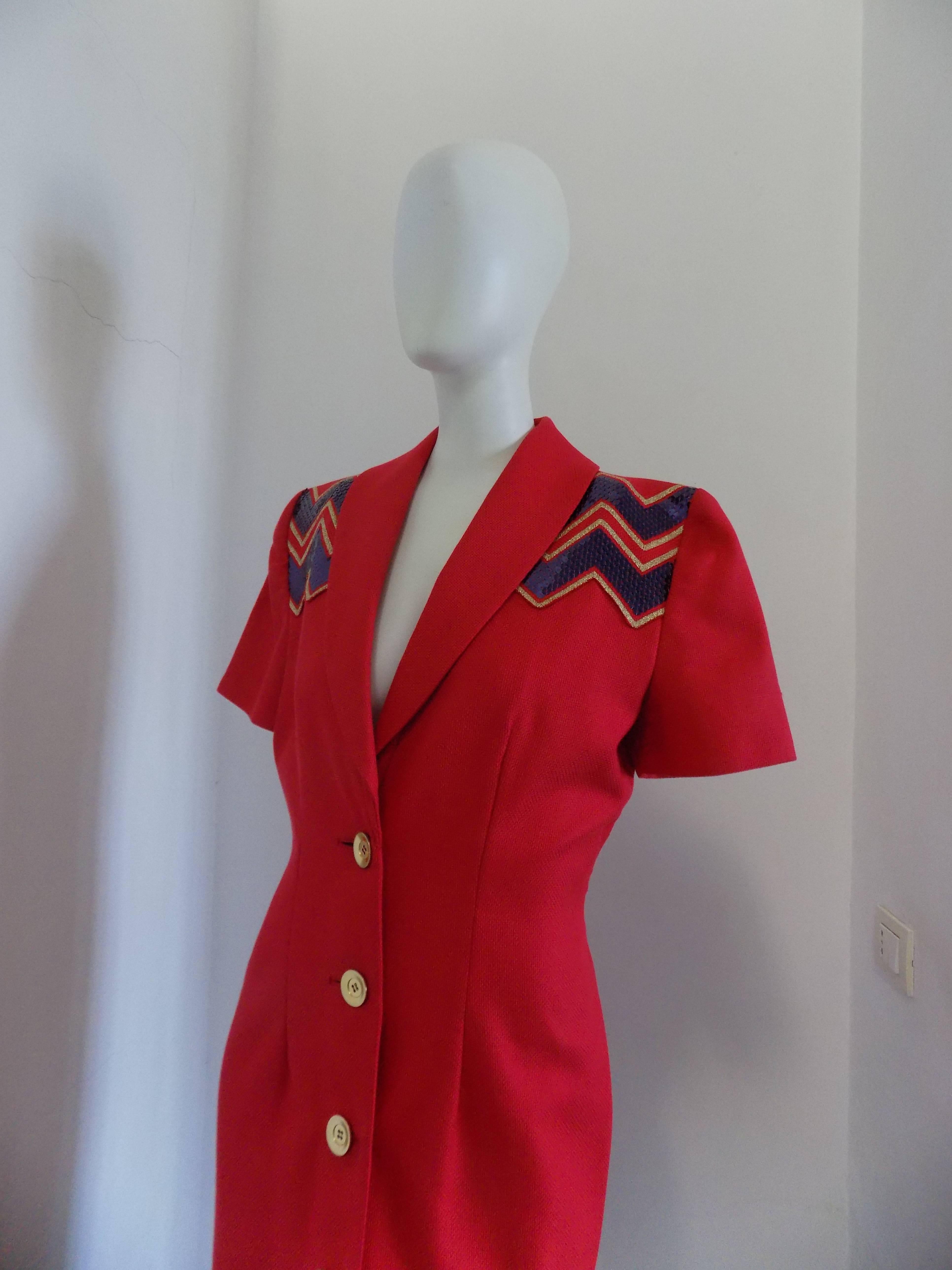 1980s Gai Mattiolo Couture Red Jacket blu sequins gold tone bottons
totally made in italy in 100% cotton
Italian size 44