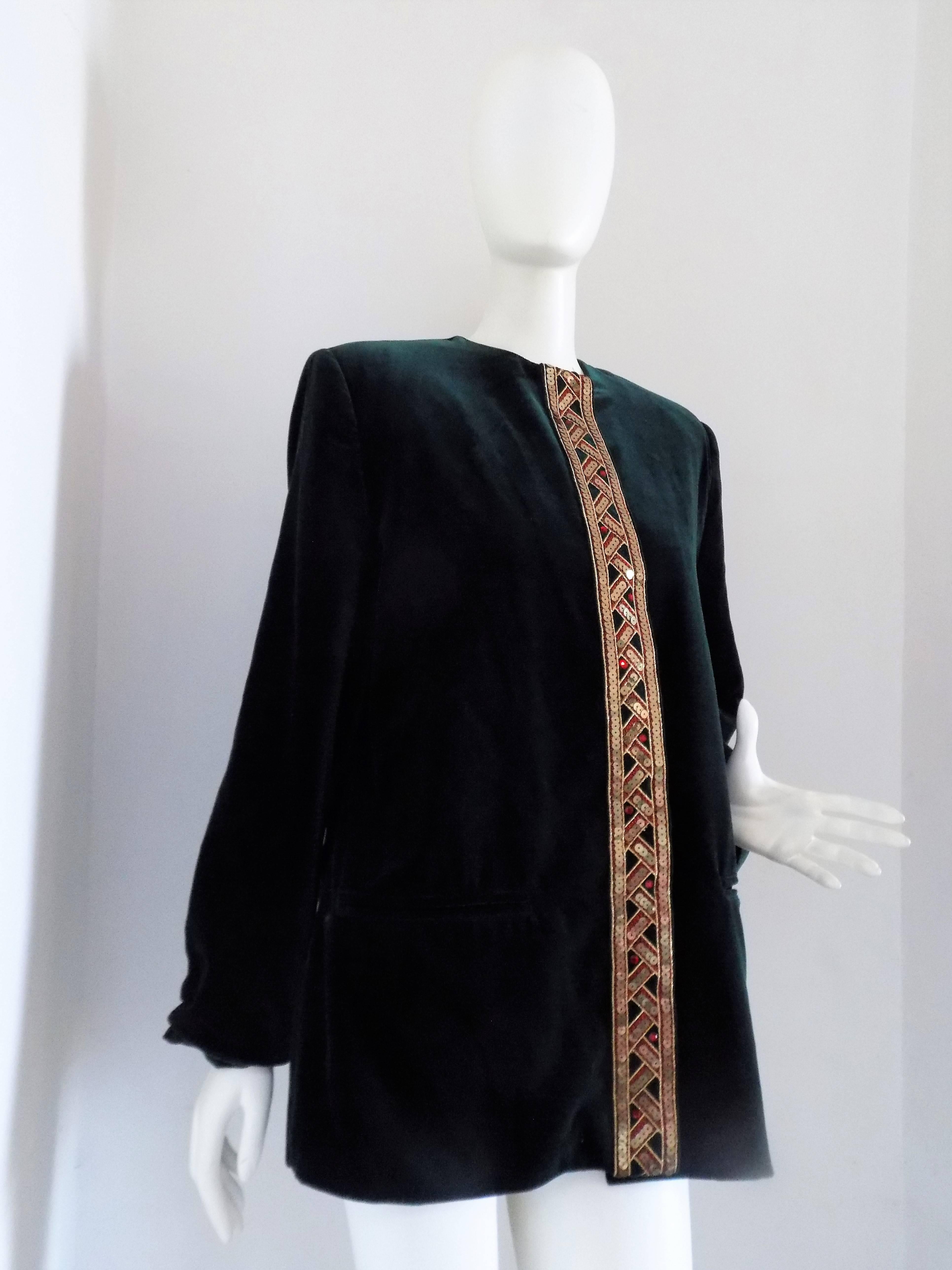 Gossi Green Velvet Jacket  totally made in salzburg in size 42
Gold tone sequins
total lenght 74 cm
shoulder to hem 60 cm