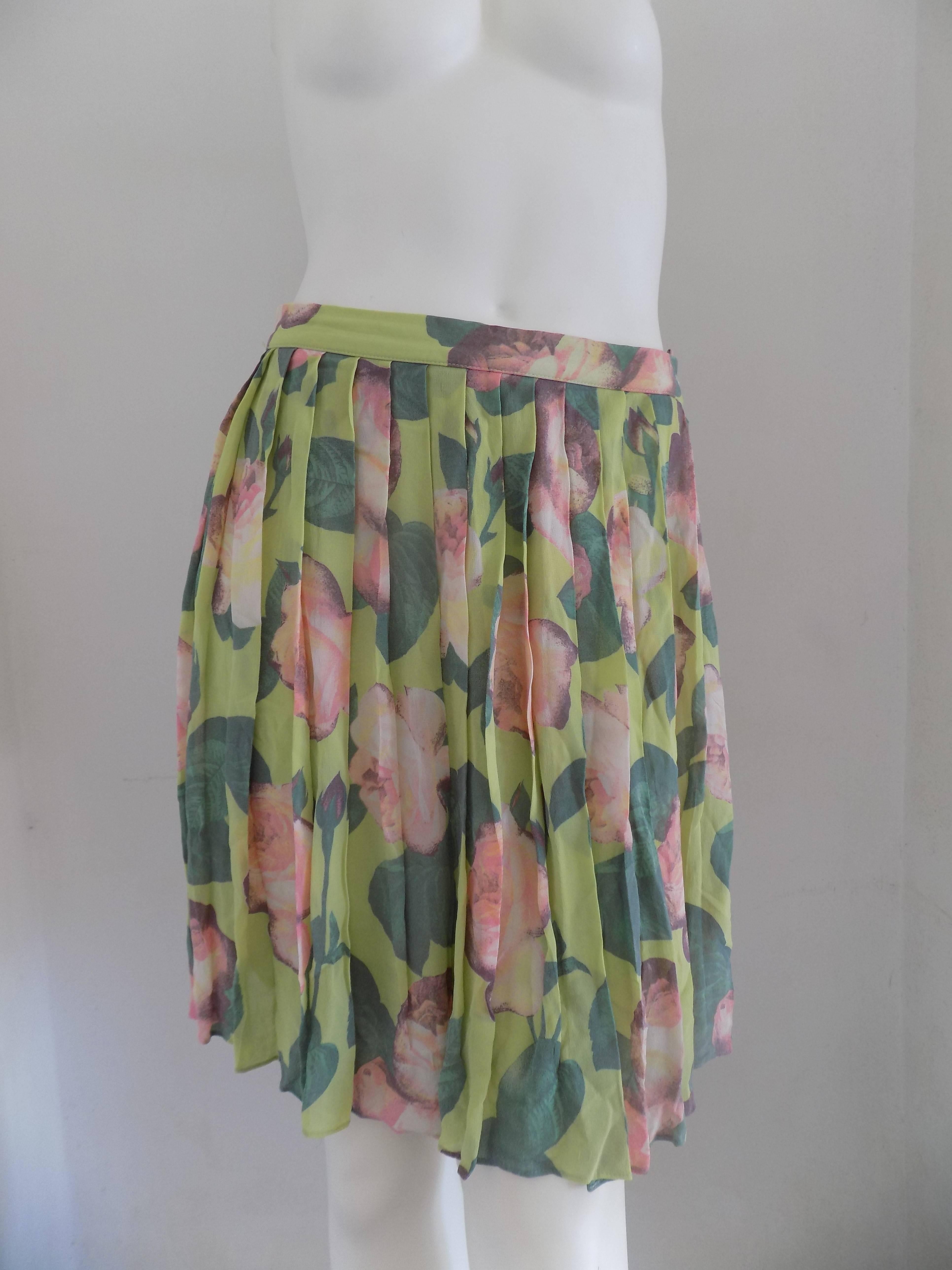 Blumarine Green Flowers Skirt
Totally made in italy 
Composition: 100% viscose
