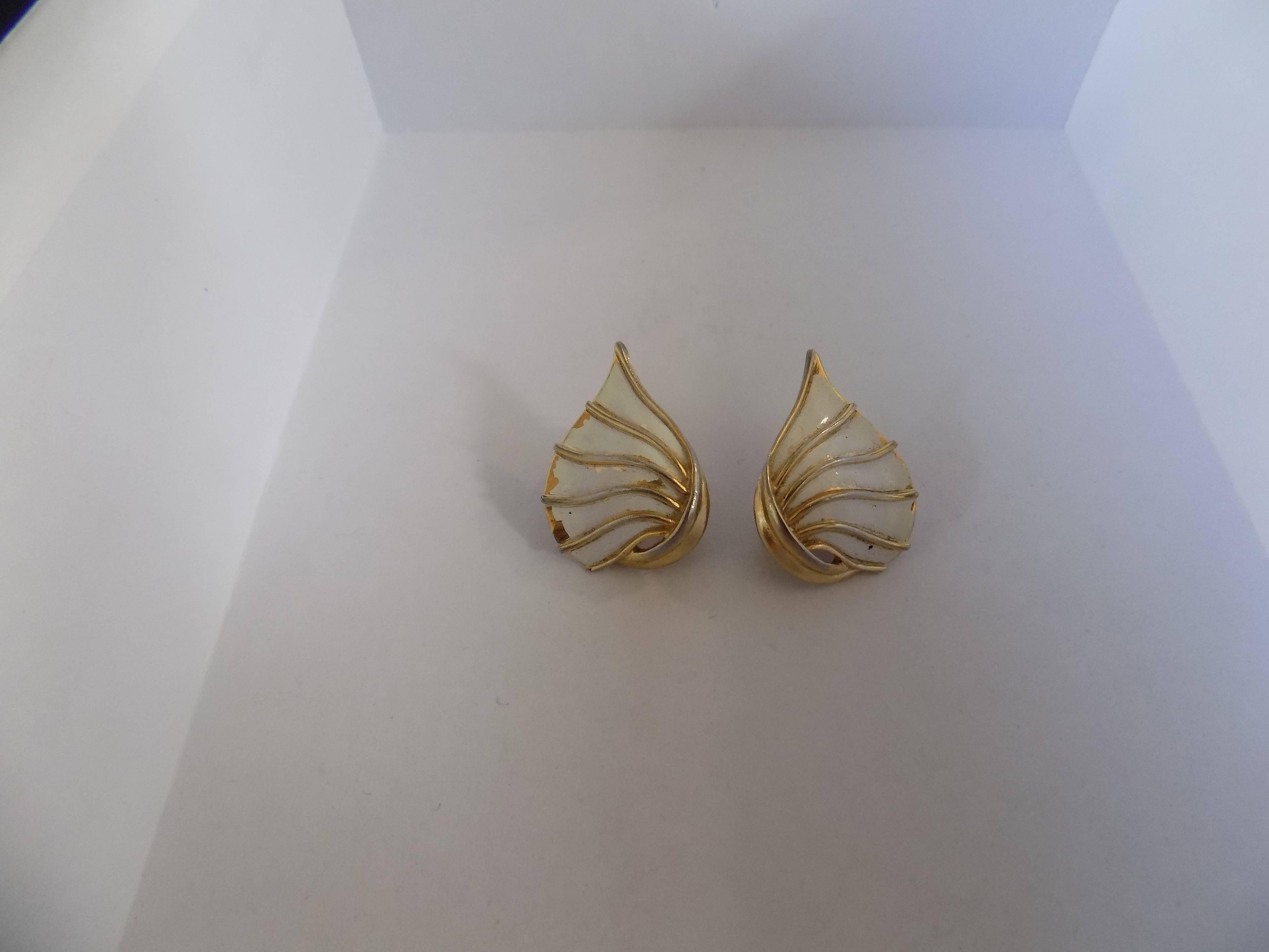 Trifari Gold and white tone Clipon earrings In Good Condition In Capri, IT