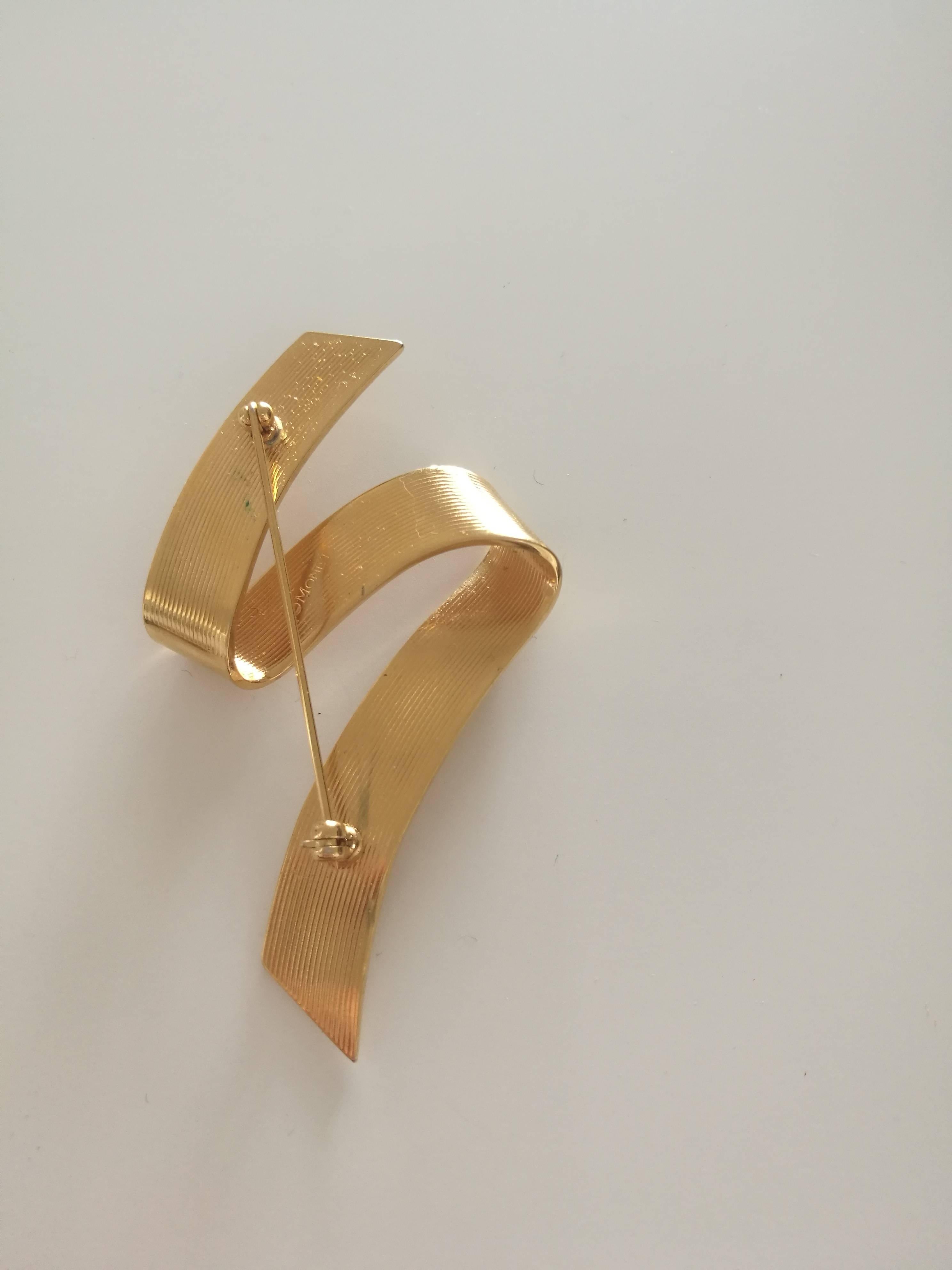 Monet gold tone brooch In Excellent Condition In Capri, IT