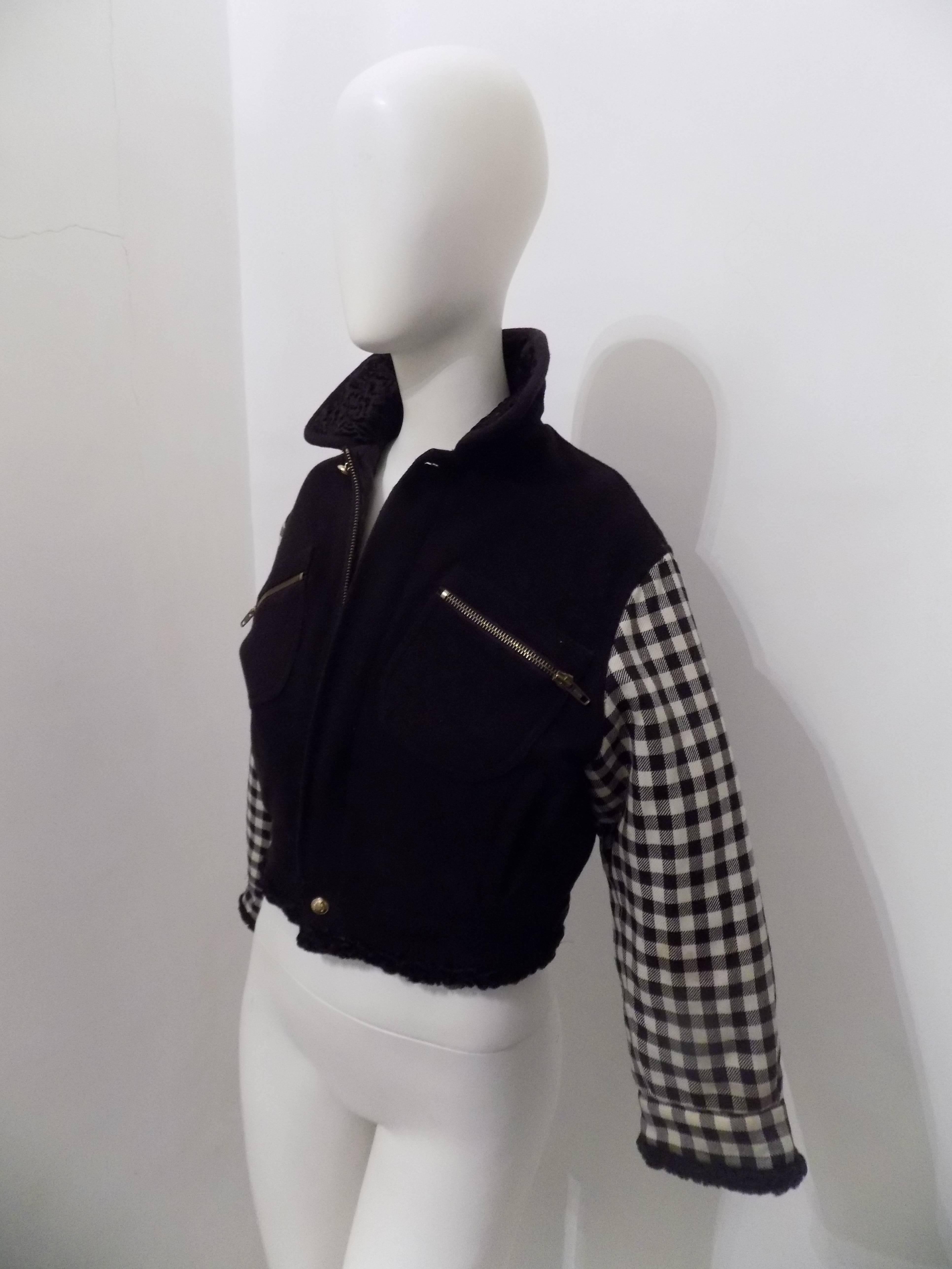 Gianni Versace pied de poule black jacket
totally made in italy in italian size range 38
Composition: wool  and acetate