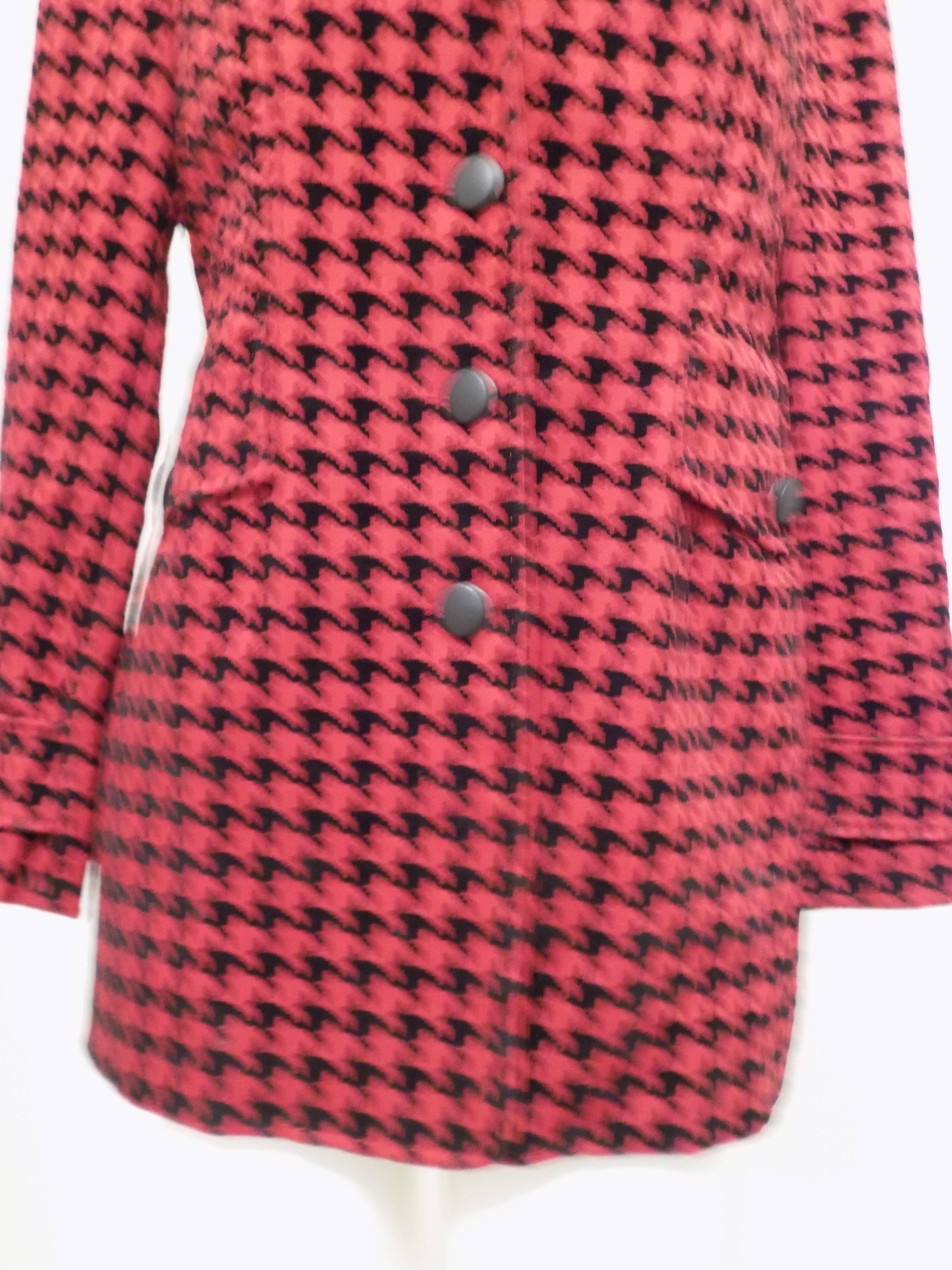 Moschino Couture Pied de poule Jacket
Totally made in italy in italian size range 42
Composition Wool
On both shoulders 100% leather 
