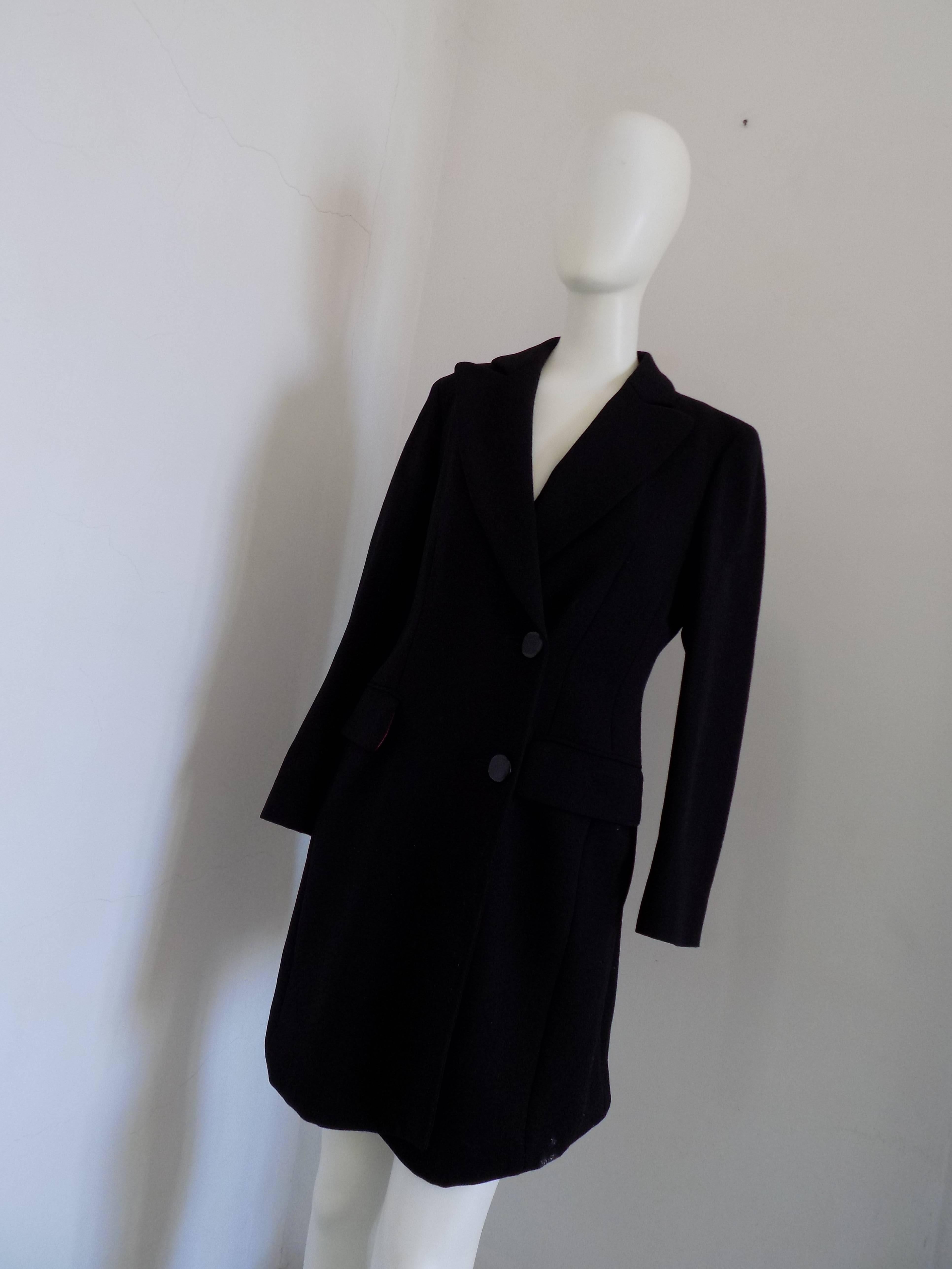 Moschino Schwarze lange Jacke
Vollständig in Italien hergestellt in italienischer Größe 42
zusammensetzung: Wolle