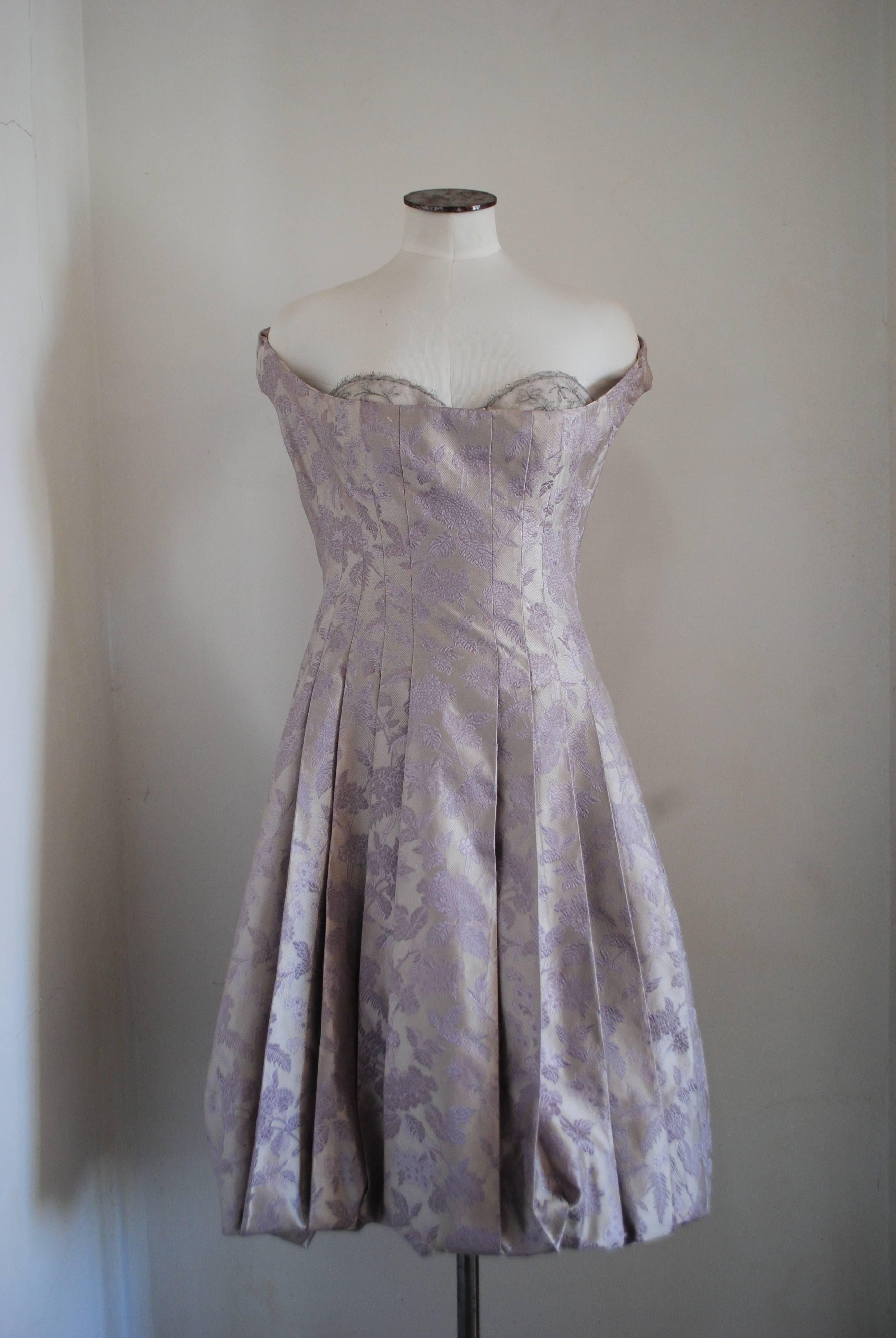Alexander McQueen Silver light purple Dress NWOT
Unique and rare dress by McQueen
totally made in italy in italian size range 42
Composition Silk

