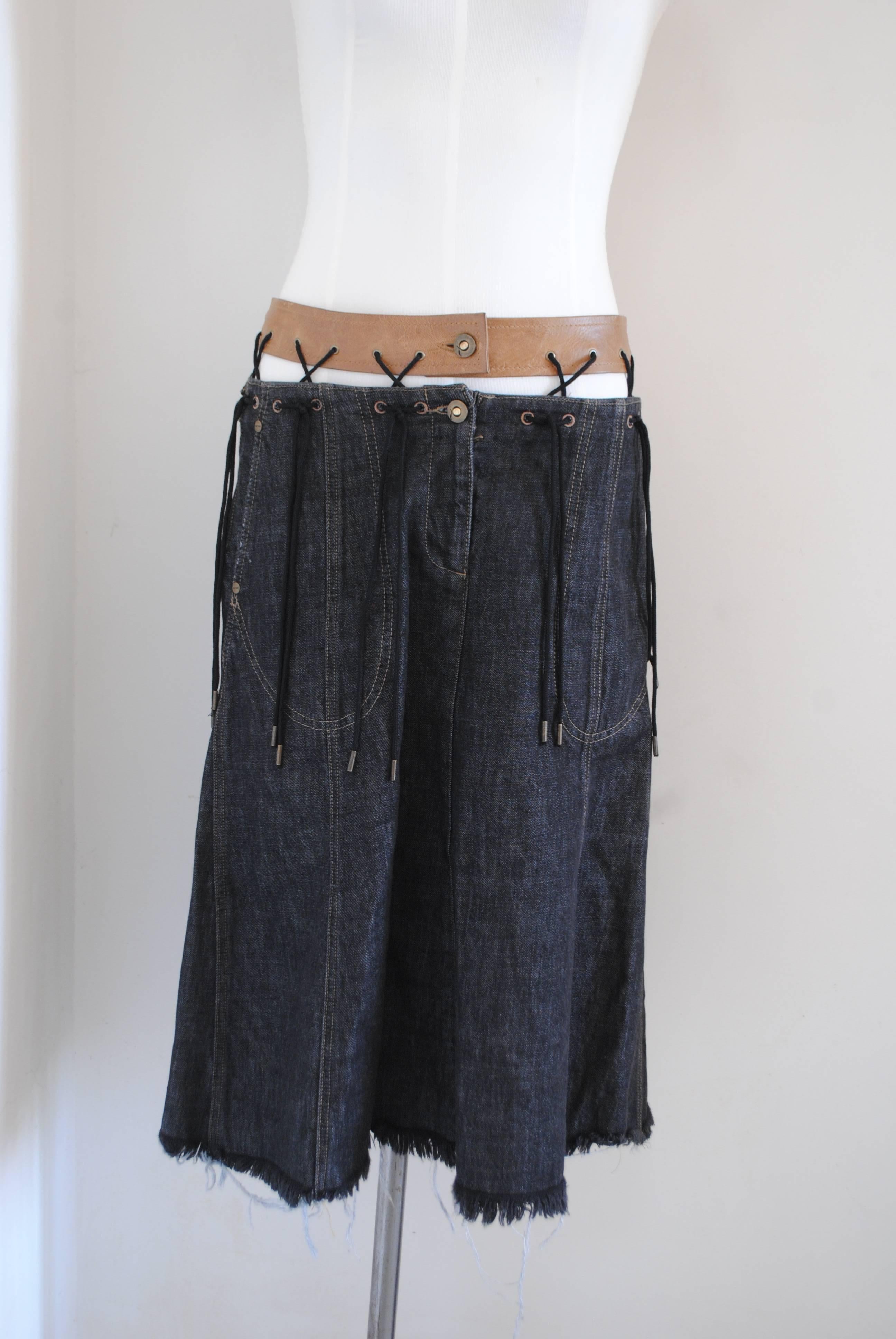 McQ by Alexander McQueen Denim long skirt
brown leather belt
Long black fringes
Totally made in italy in italian size range M
Composition Cotton