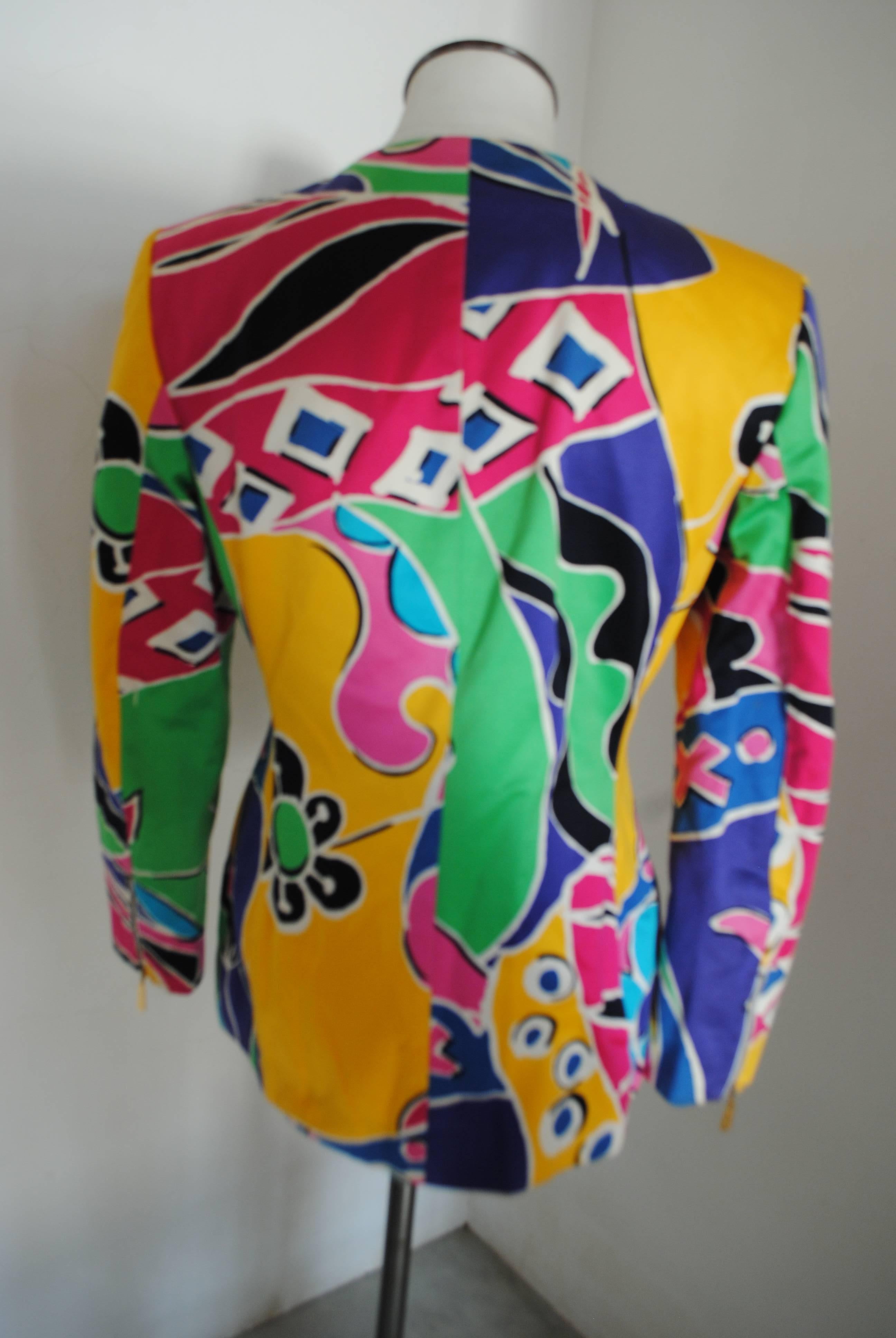 Escada by Margaretha Ley Jacket
Multitone jacket with gold tone flowers bottons
Totally made in germany in size 38
