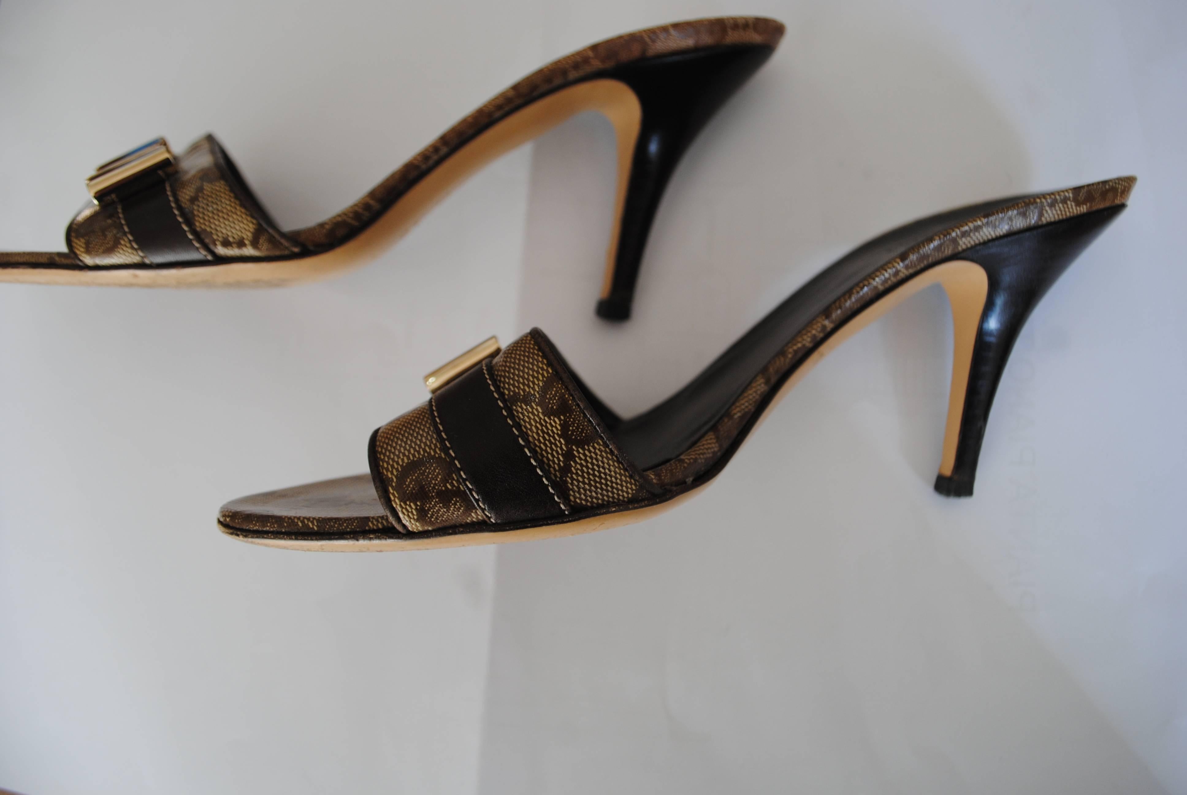 Gucci GG Logo Sandals Gold tone bows In Good Condition In Capri, IT