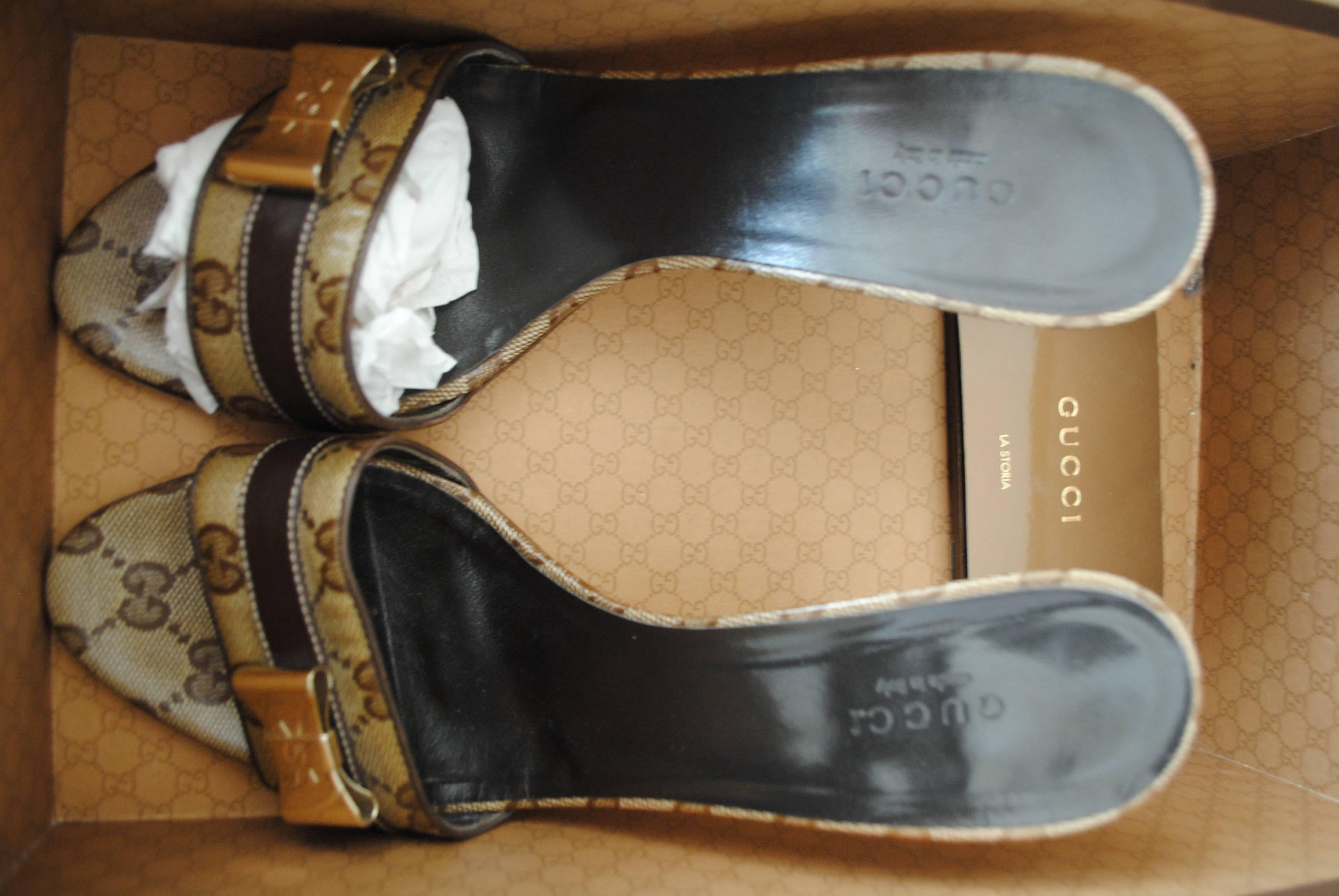 Women's Gucci GG Logo Sandals Gold tone bows