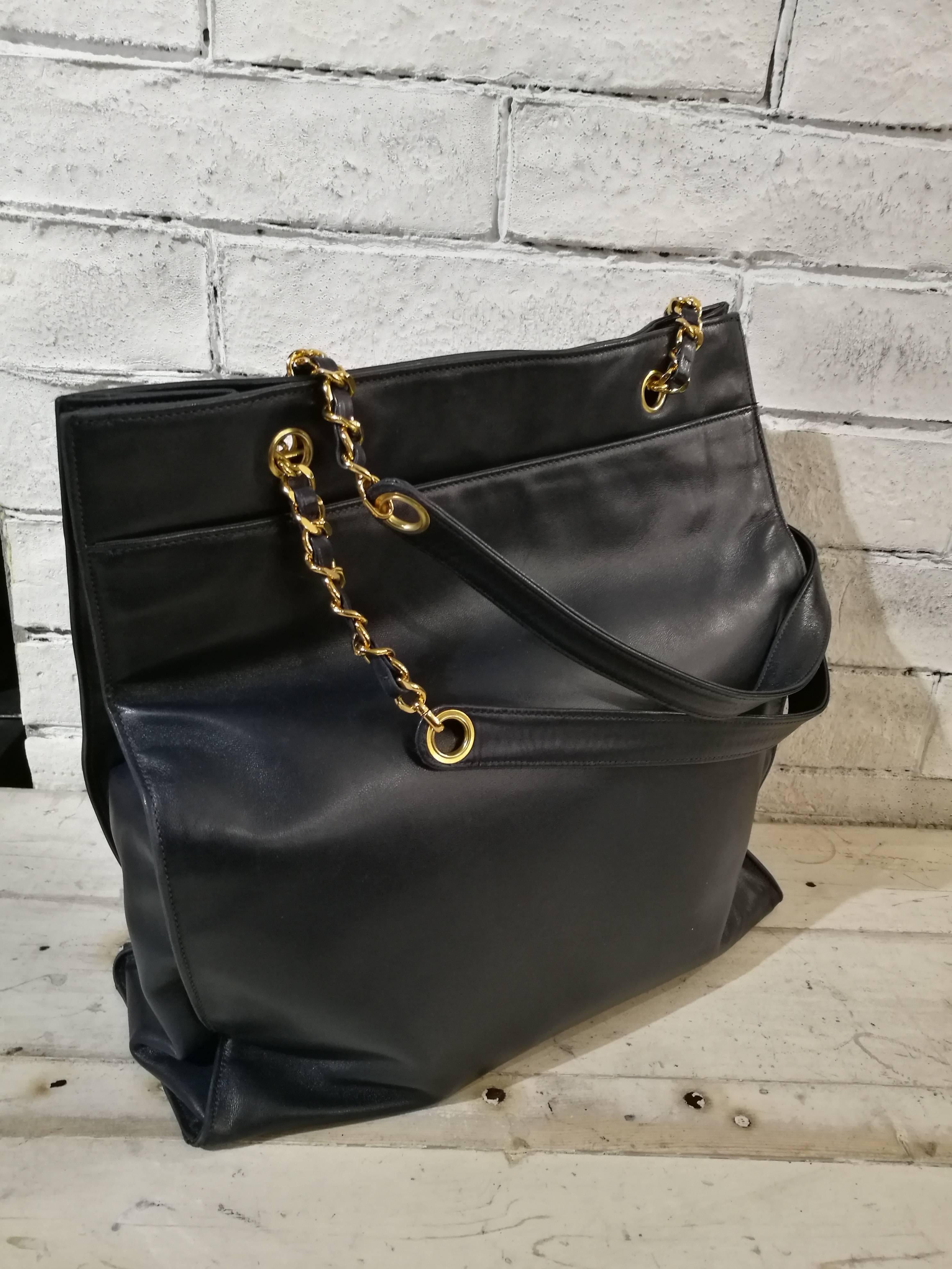 Chanel dark blu Gold tone hardware CC logo Shoulder bag In Good Condition In Capri, IT