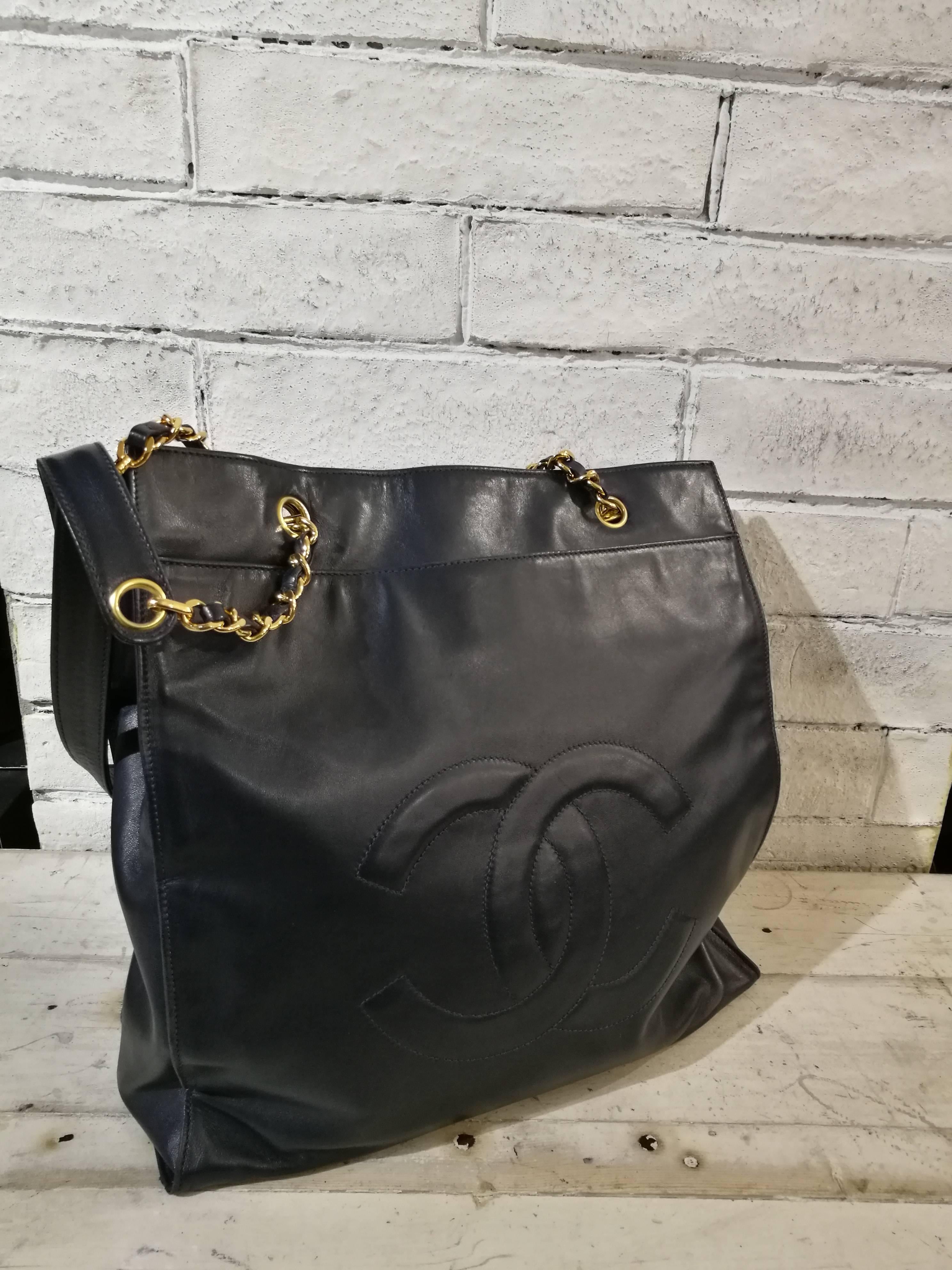 Women's or Men's Chanel dark blu Gold tone hardware CC logo Shoulder bag