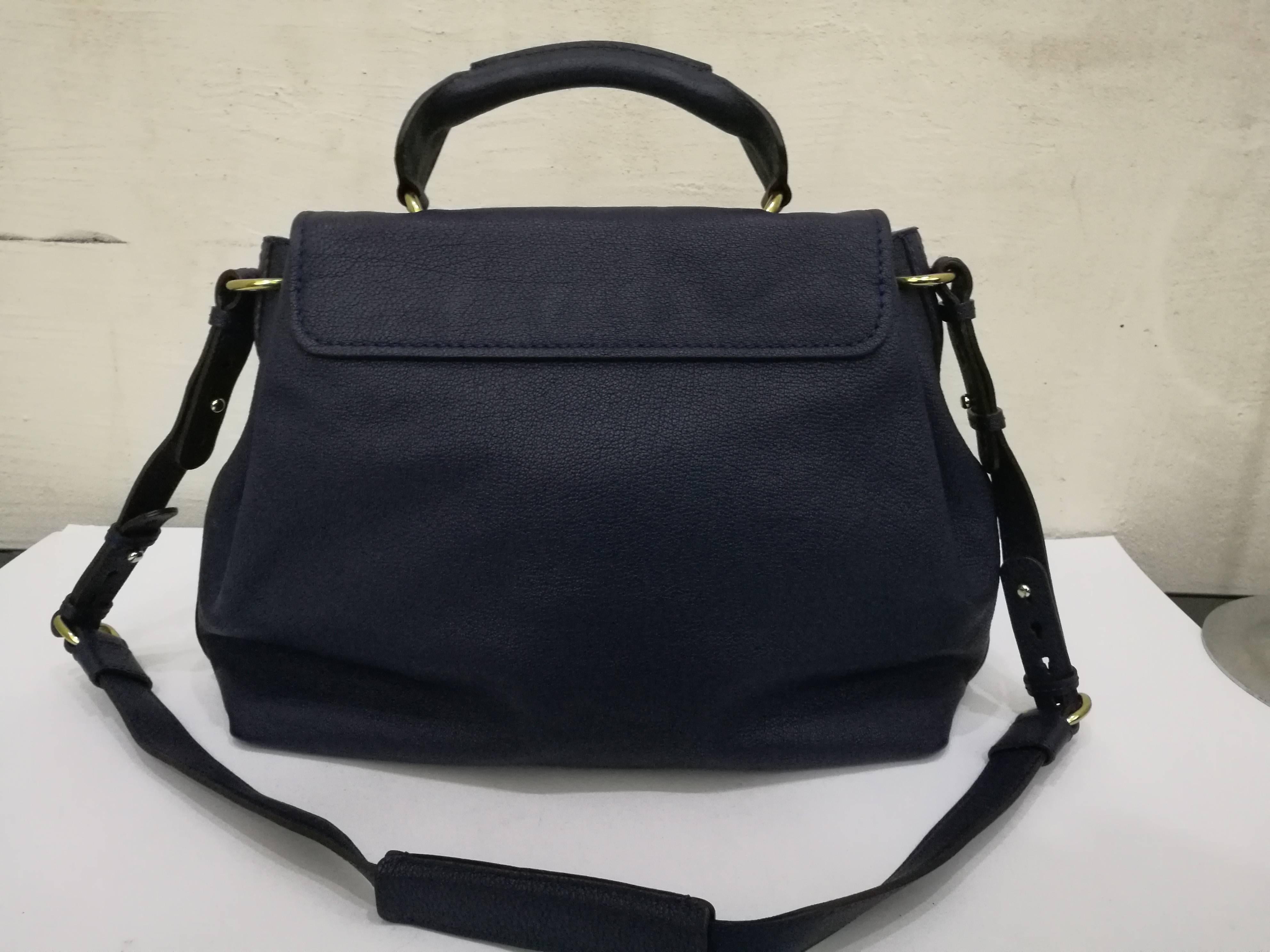 This structured satchel handbag by Chloé it’s a combination of blu colored leather with a feminine and ladylike shape. Truly a staple, it can be paired with anything whether one is simply strutting down the streets or heading out to a fancy evening
