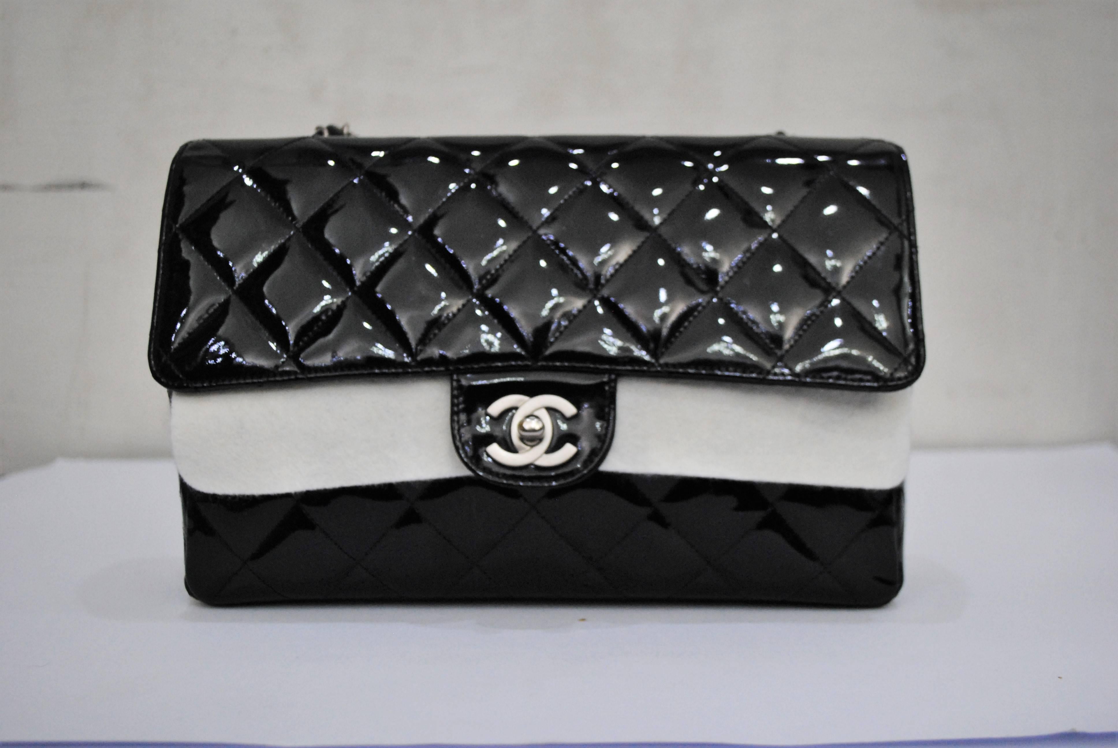 Chanel 2.55 Black Vernis Leather  In Excellent Condition In Capri, IT