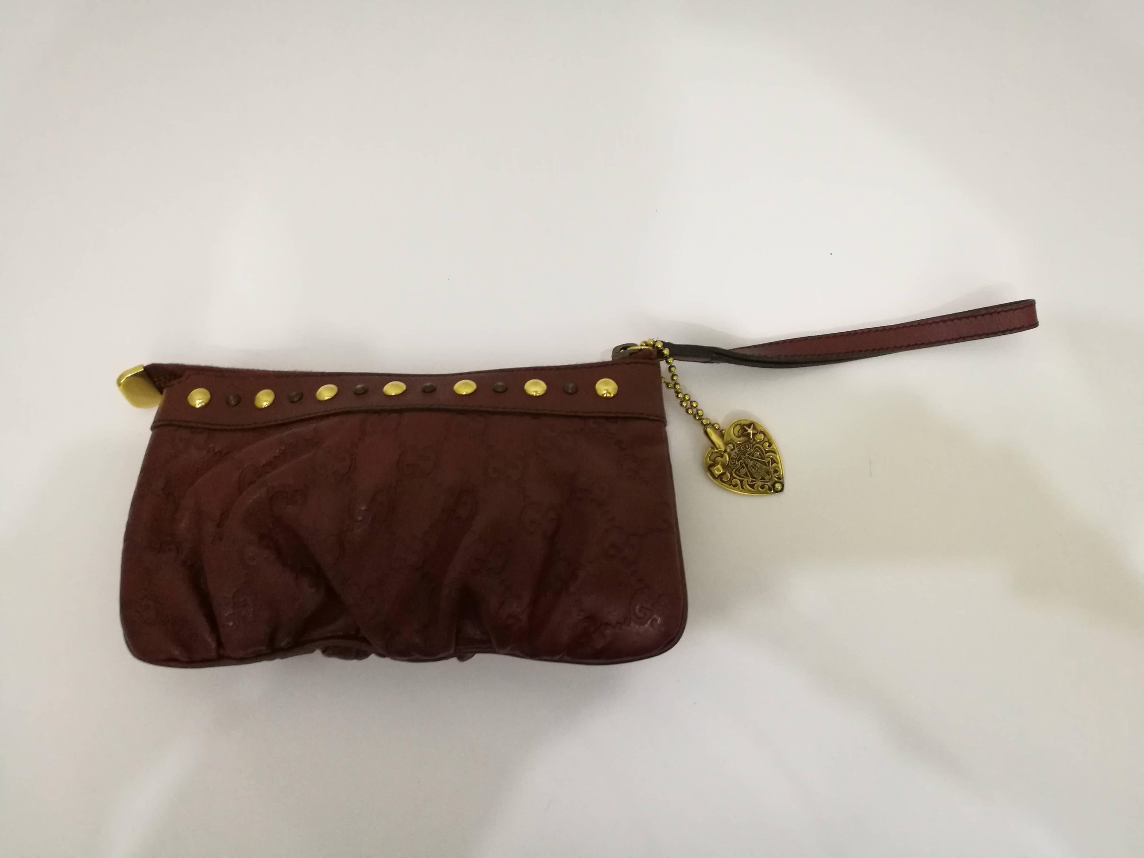 Gucci Bordeaux Pochette
Gold tone hardware
Gold and black tone studs
Totally made in italy
