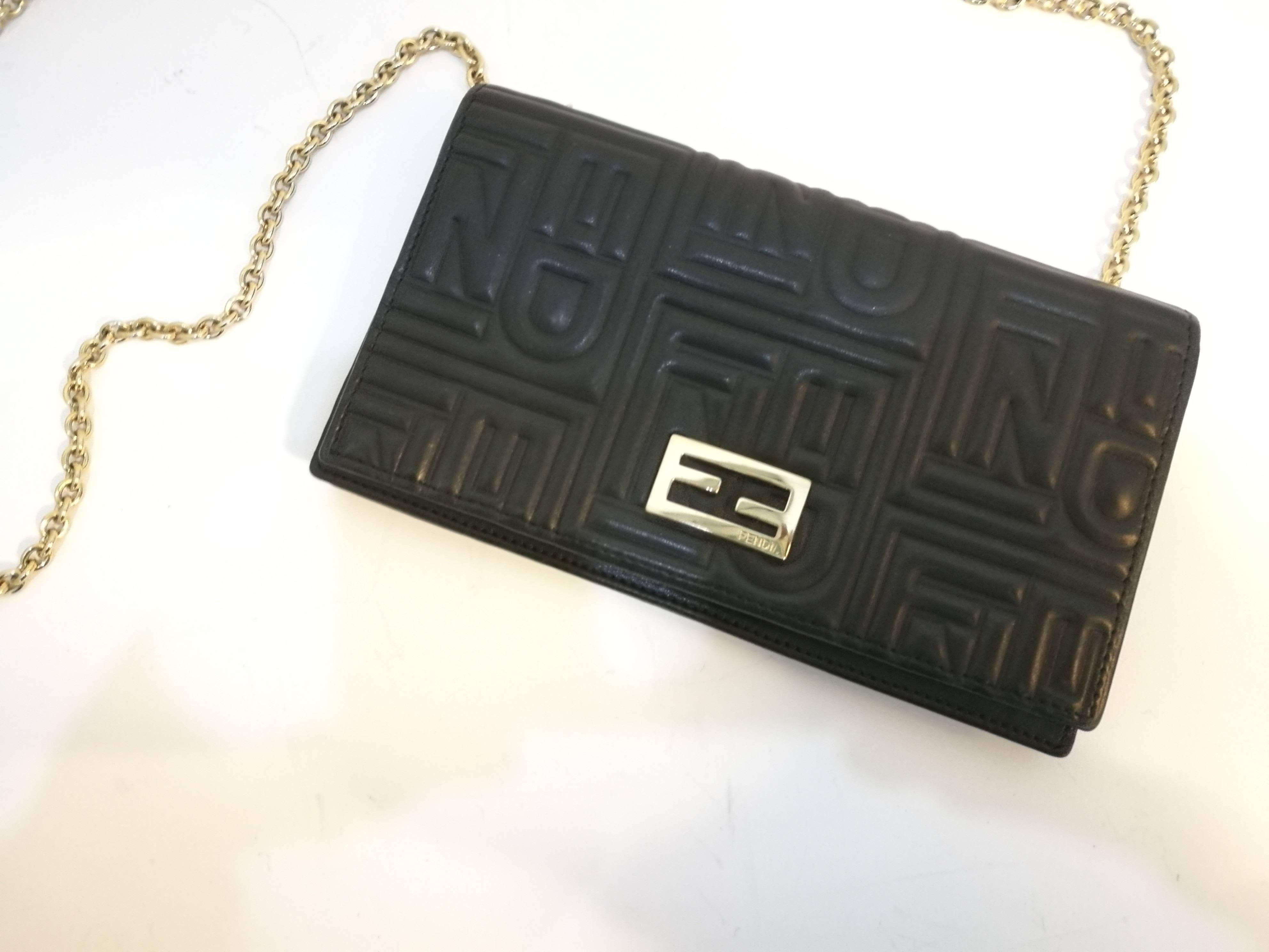 Fendi blu navu wallet chain shoulder bag
Gold tone hardware and shoulder bag
Totally made in italy
Total lenght shoulder: 100 cm

