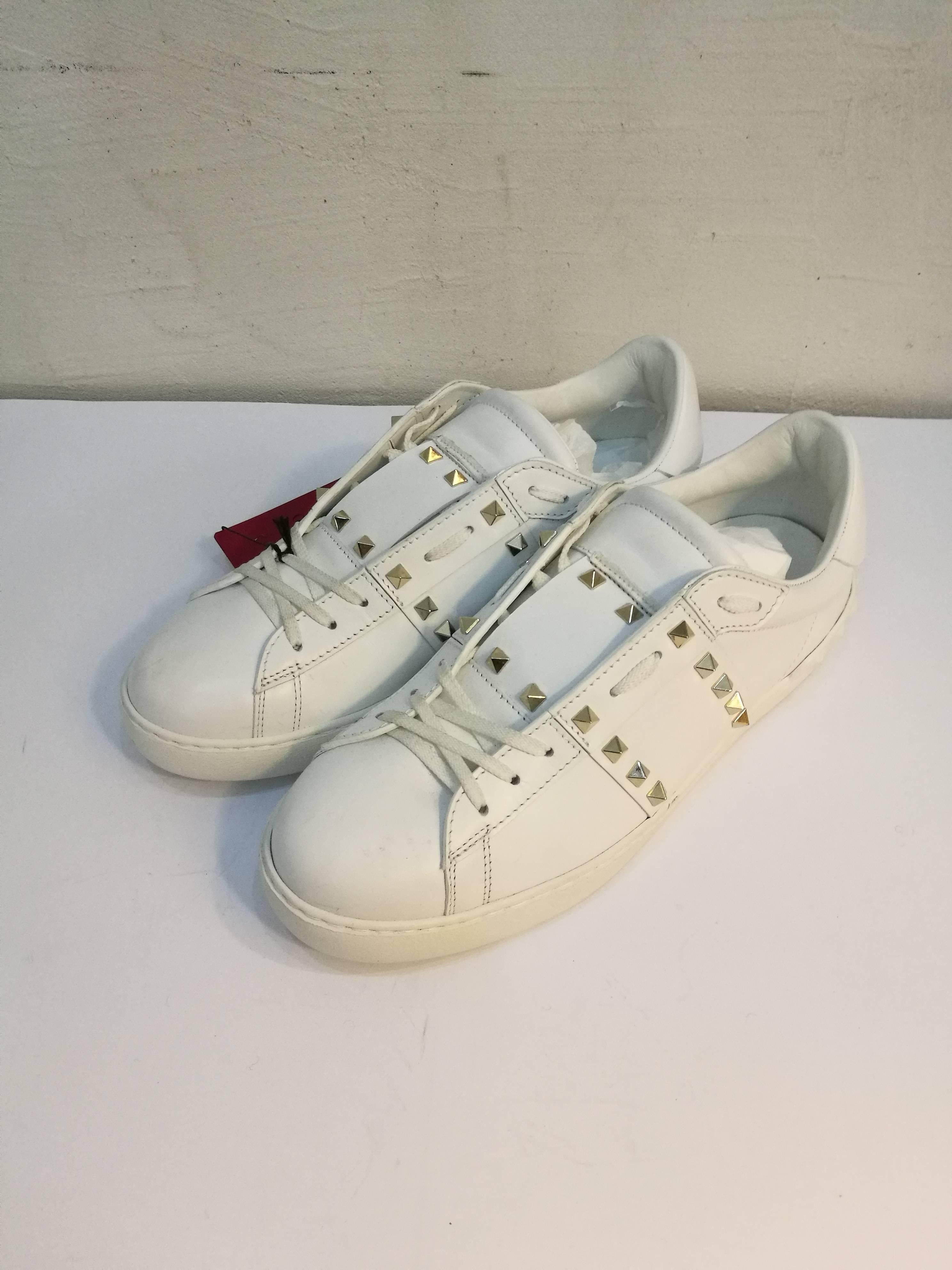 Valentino Garavani White Rockstuds Sneakers
Still with box
Size: 43 in italian size range
Still with Tags
Unworn