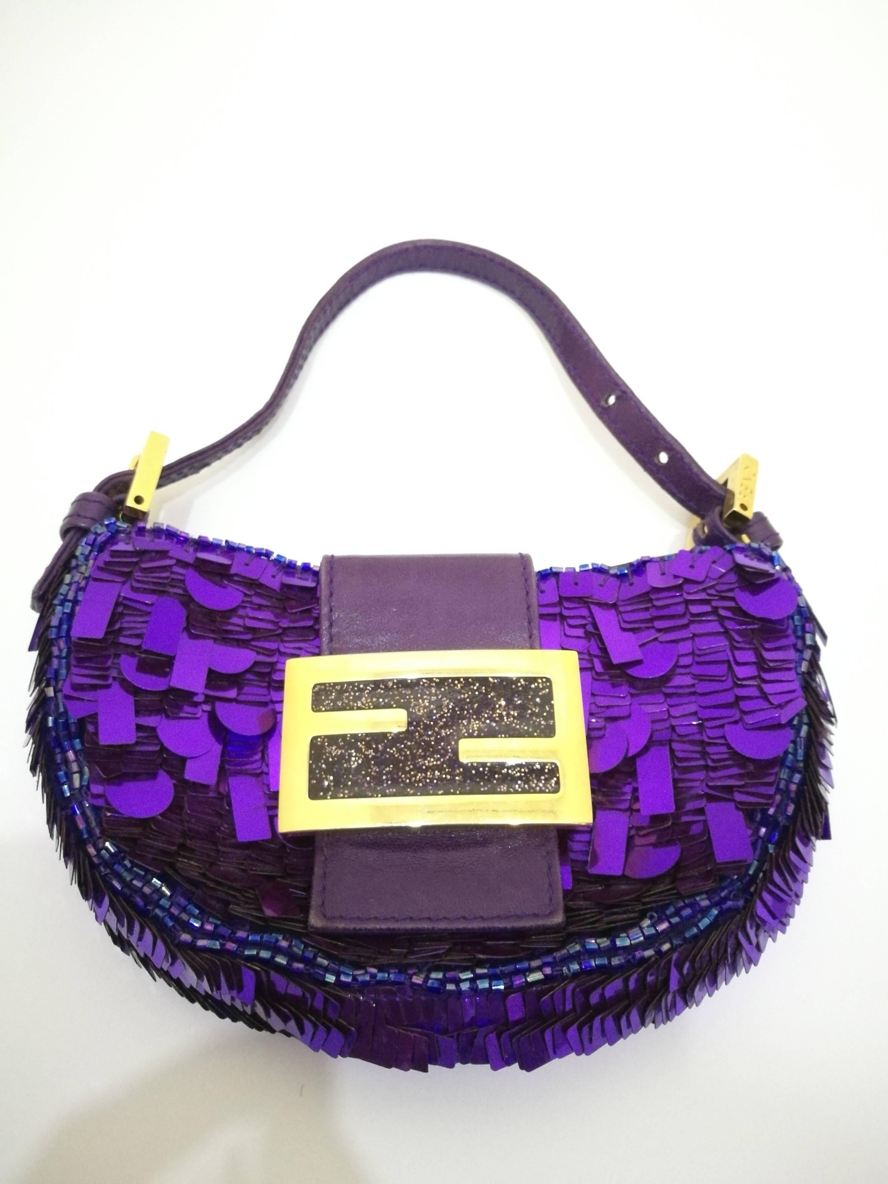 Fendi minaudiere purple sequins
Gold tone hardware
Totally made in italy
Total lenght with handle: 20 cm
Total lenght without handle: 10 cm