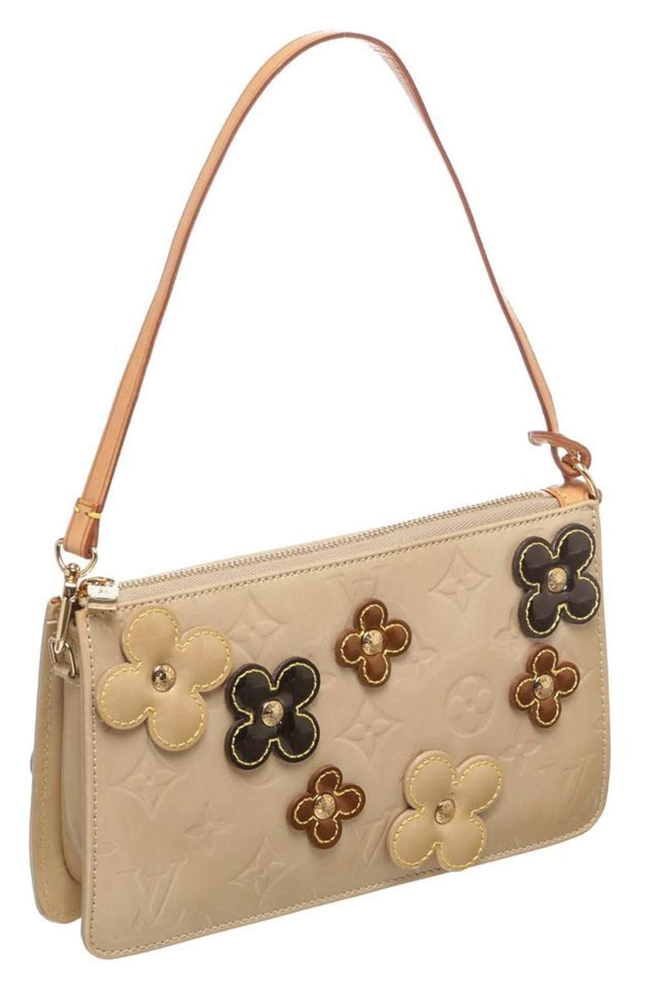 Louis Vuitton Vernis Flowers Pochette
Gold monogram vernis with flowers with gold tone hardware and leather trim
Zip top closure
Handle Drop: 6