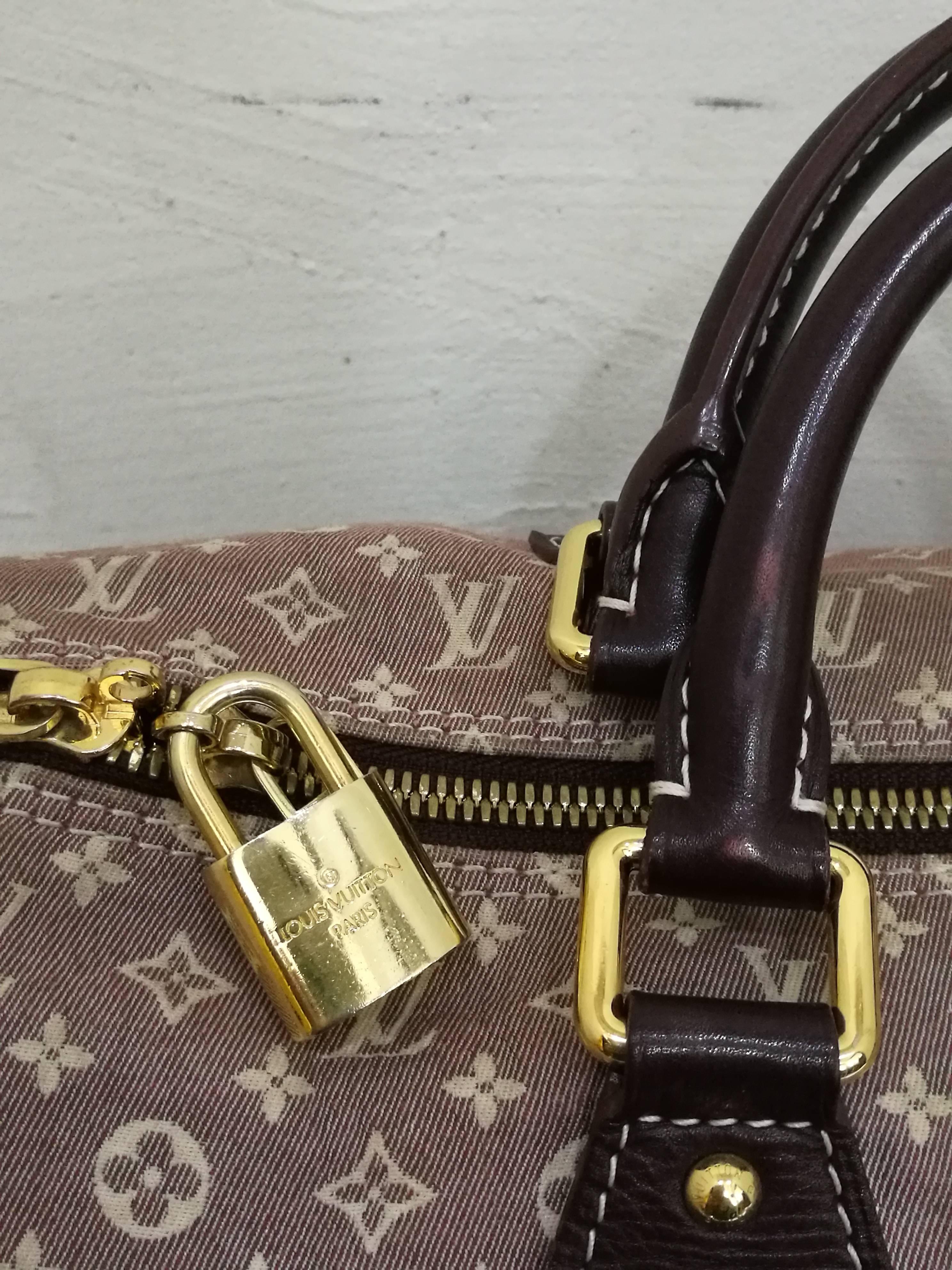 A sporty and sophisticated blend makes this Louis Vuitton Sepia Monogram Idylle Speedy 30 Bag truly desirable. With its ultra-spacious interior and zip closure with padlock, you can lock up all your precious belongings and take it everywhere you go.