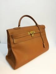 Hermès Kelly 40 cm en cuir nude:: finition ton sur ton or