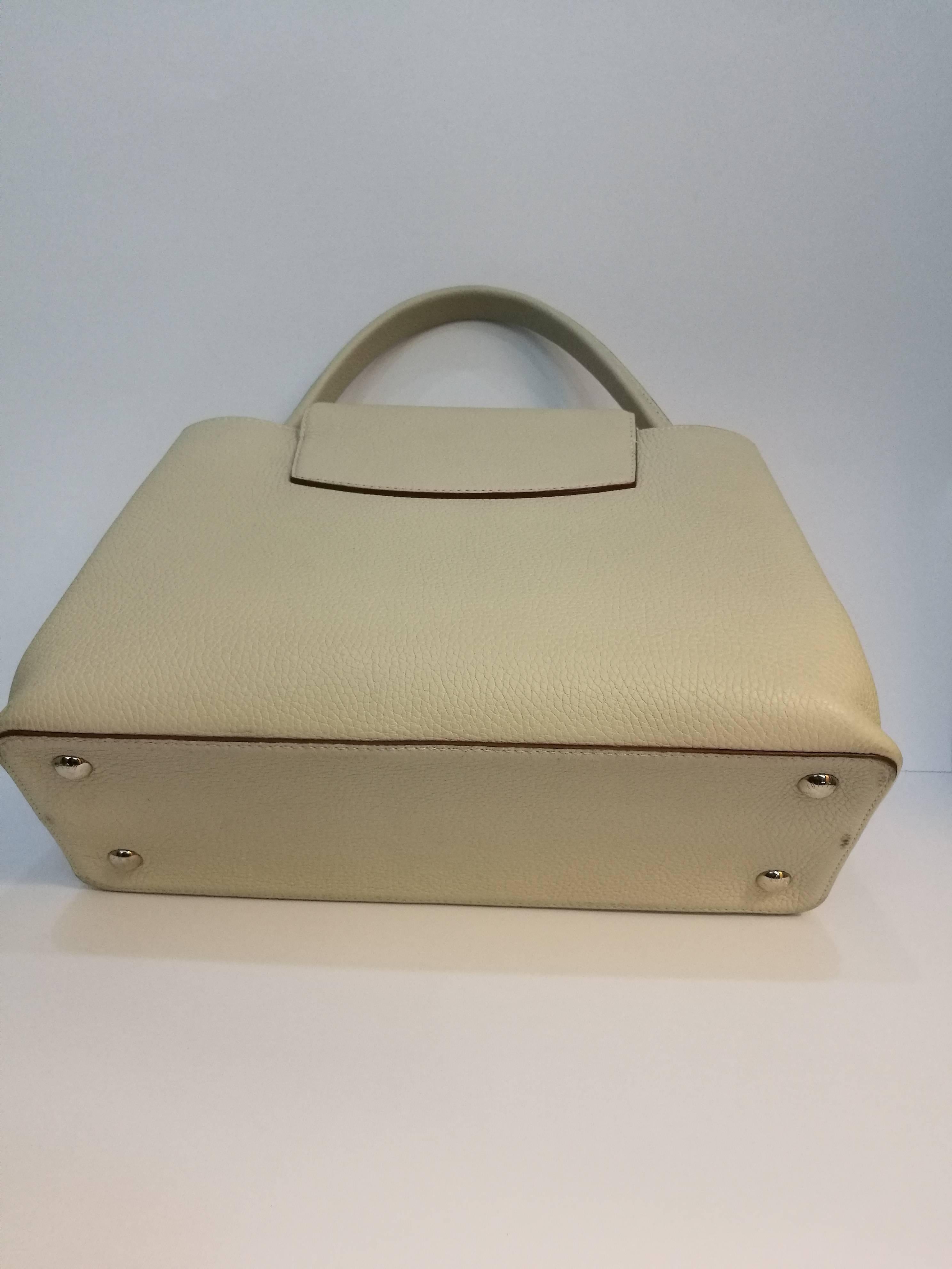 lv capucines beige