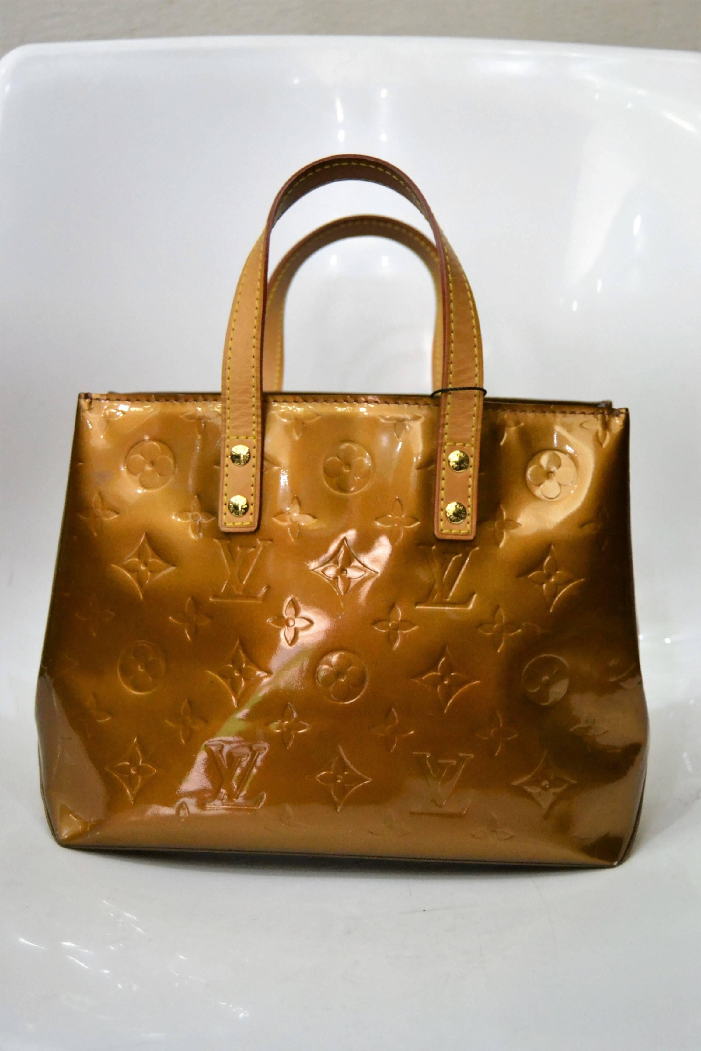 Louis Vuitton Vernis Bronze Leather Bag
Louis Vuitton Reade  in Vernis leather. Inside fabric lining and has 1 zipper pocket. Comfortably carried in hand with cowhide 
leather handles

Made in: France