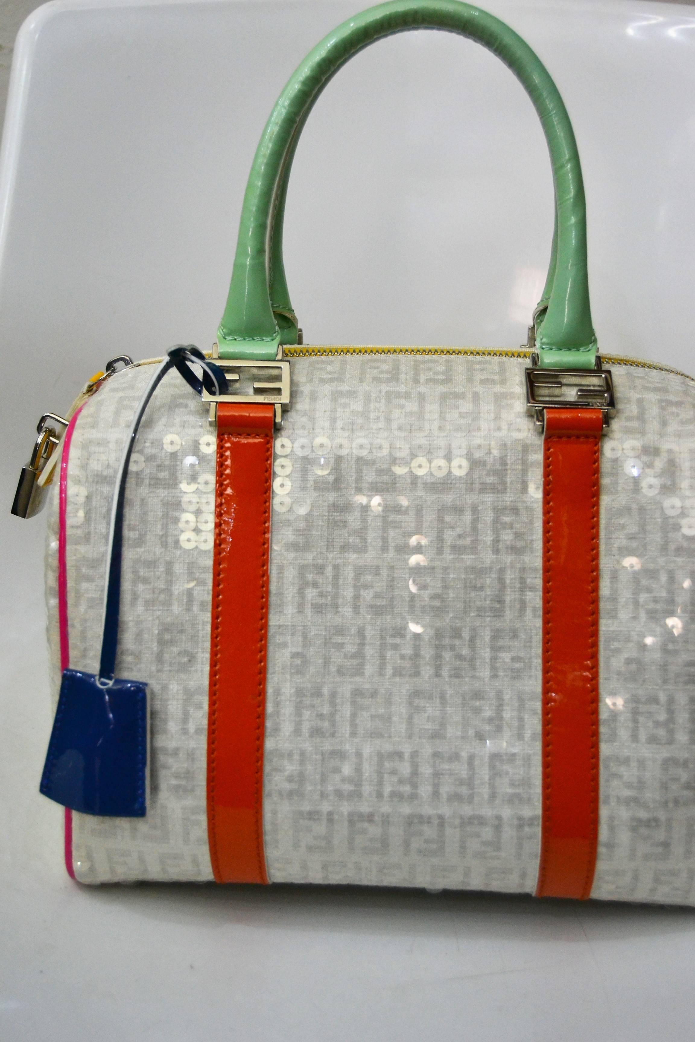Fendi Forever Multitone sequins boston Bag
White, orange, light green, yellow, fucsia and blu bag
Total lenght with handle_ 33 cm