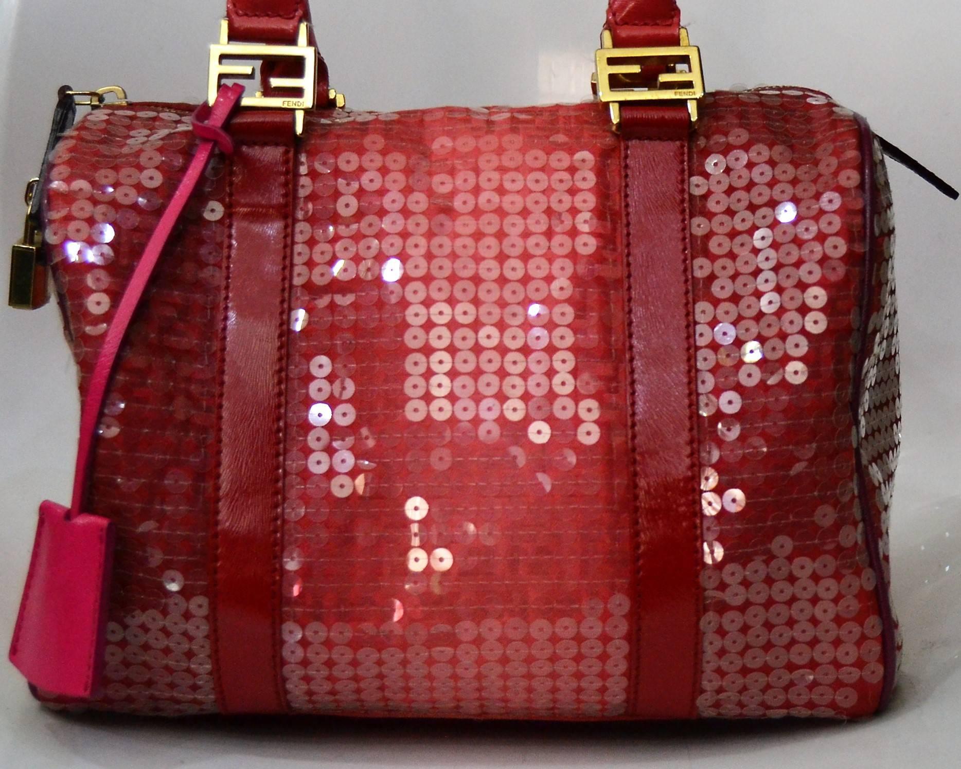 Fendi Forever Sequins Boston Bag

Fucsia bag, gold tone hardware

Total lenght with handle: 33 cm