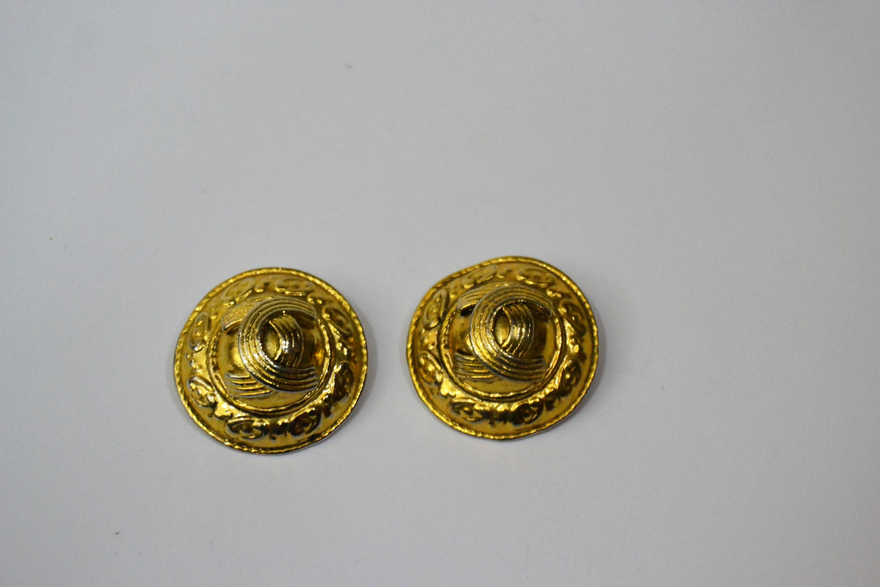 Chanel Clip on gold tone earrings In Good Condition In Capri, IT