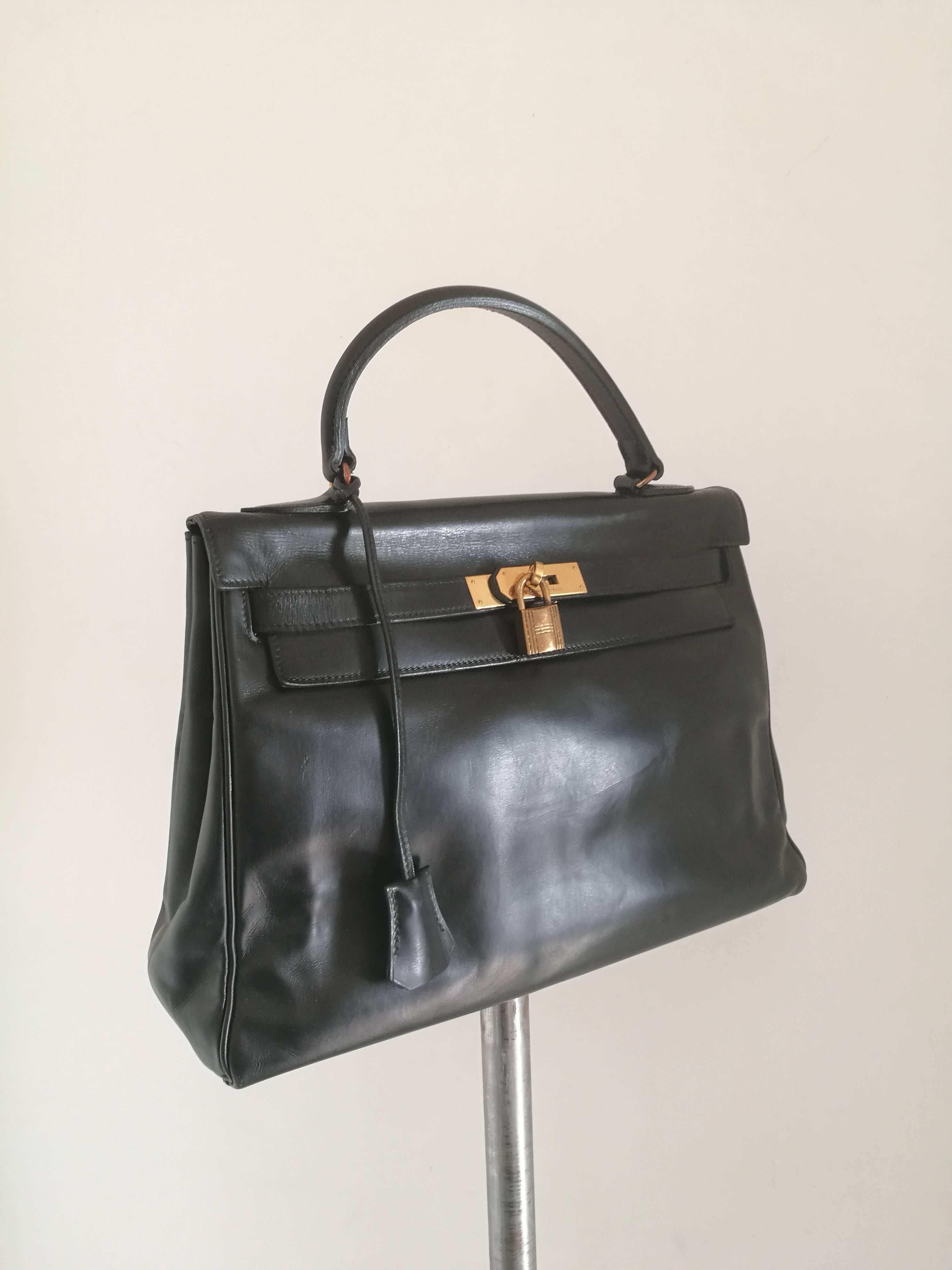 Hermes Kelly 32 Black Leather

Gold tone hardware

Made in France

Please note that as a vintage item it has some signs of use

