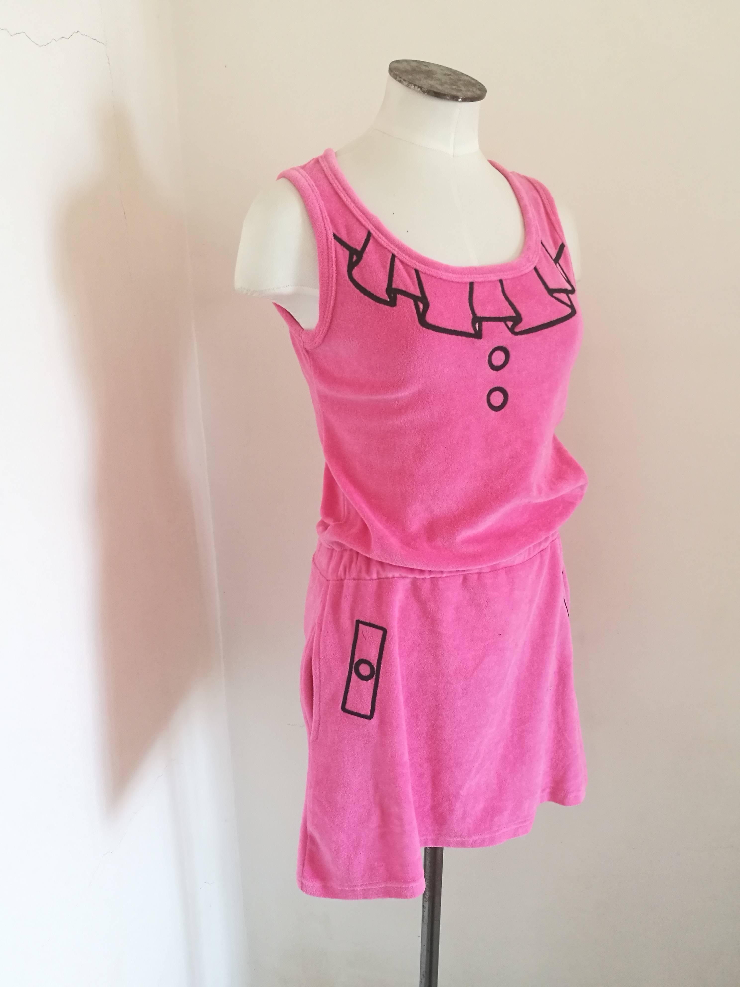 Moschino Swim Pink trompe-l'oeil Dress
Composition: Cotton and polyester
totally made in italy in italian size range 40
